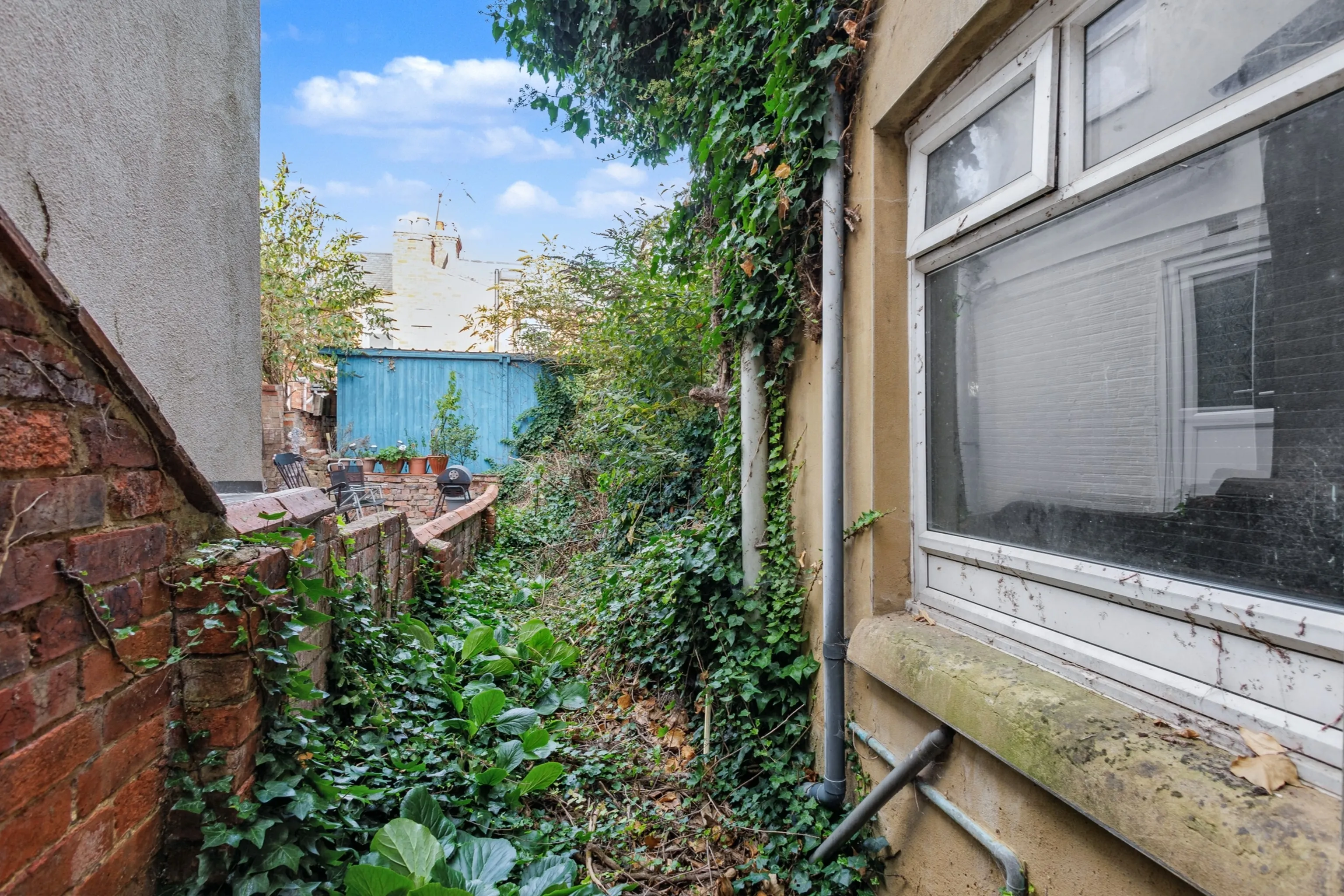 VACANT - Freehold Mid Terrace House