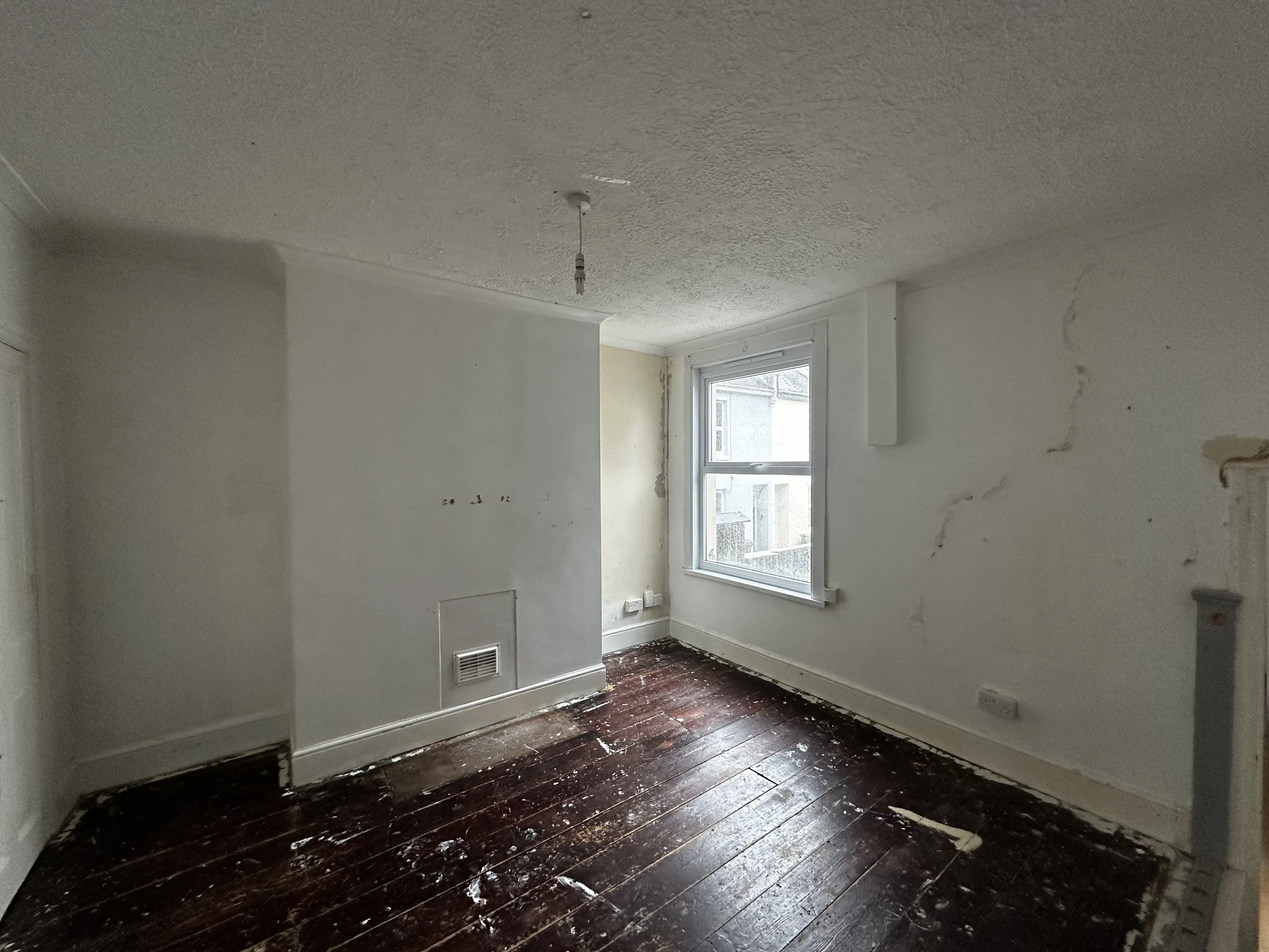 VACANT - Freehold End Terrace House