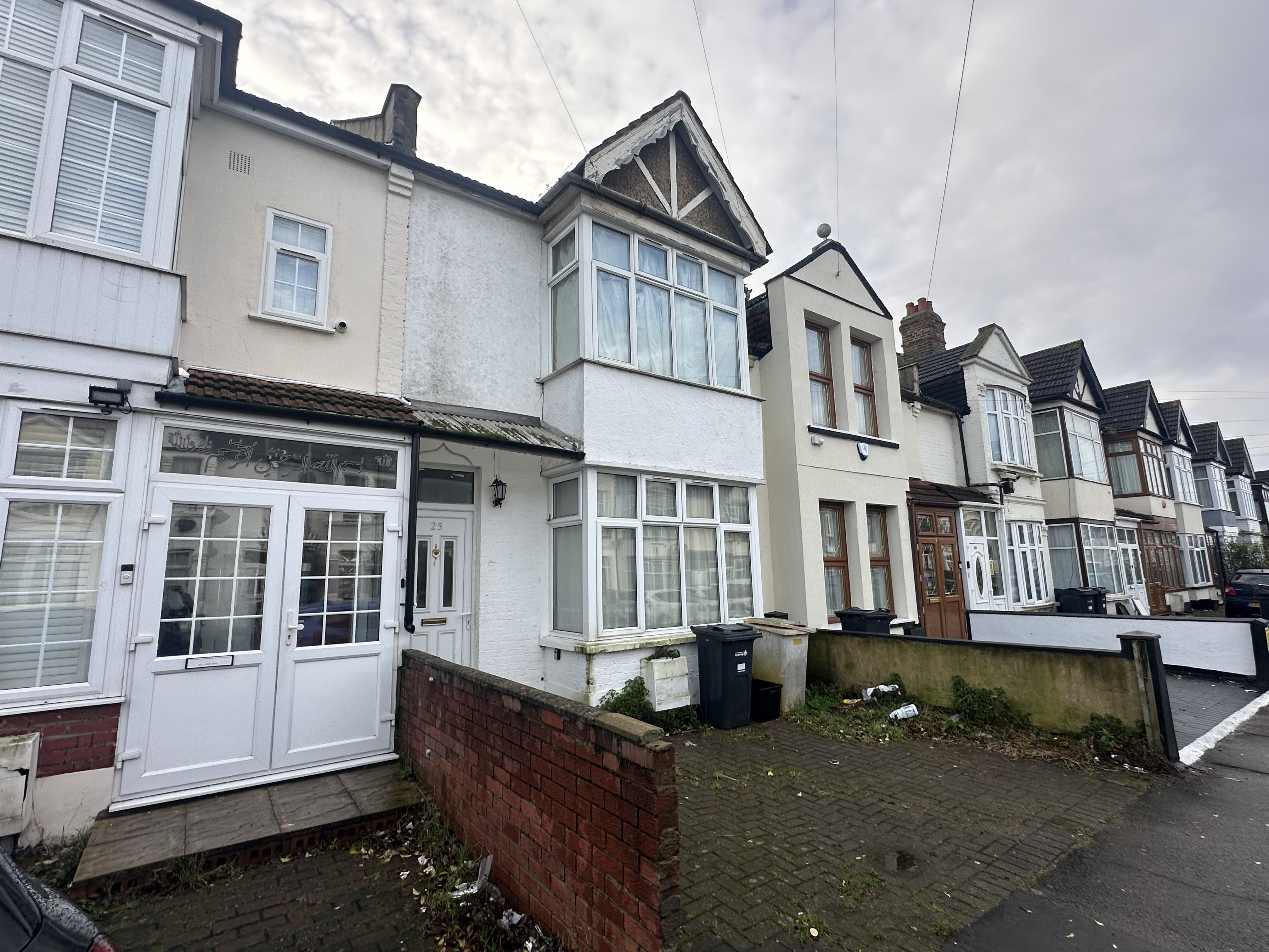 VACANT - Freehold Mid Terrace House with Planning Permission for Rear Extension and Loft Conversion