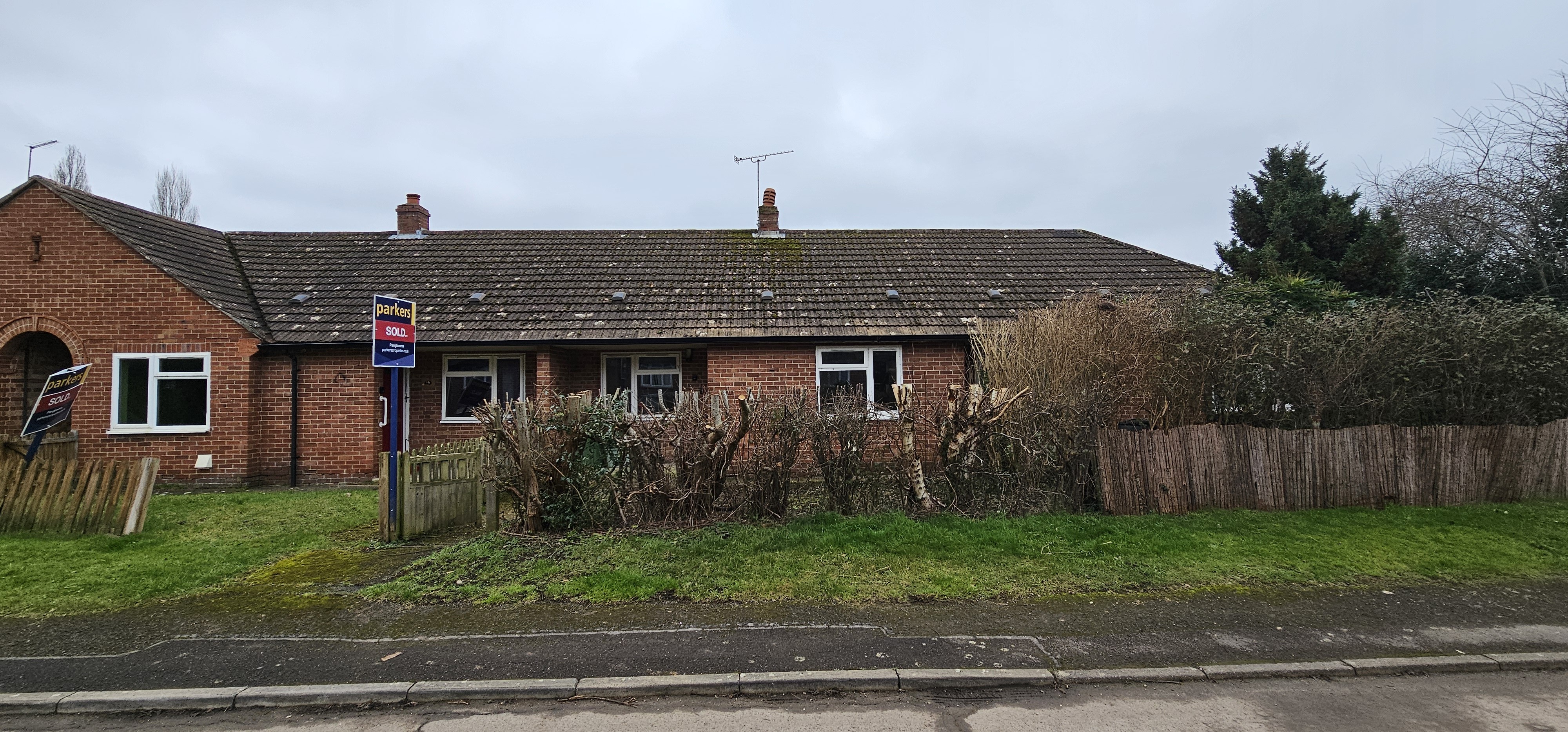 VACANT - Freehold Mid Terrace Bungalow