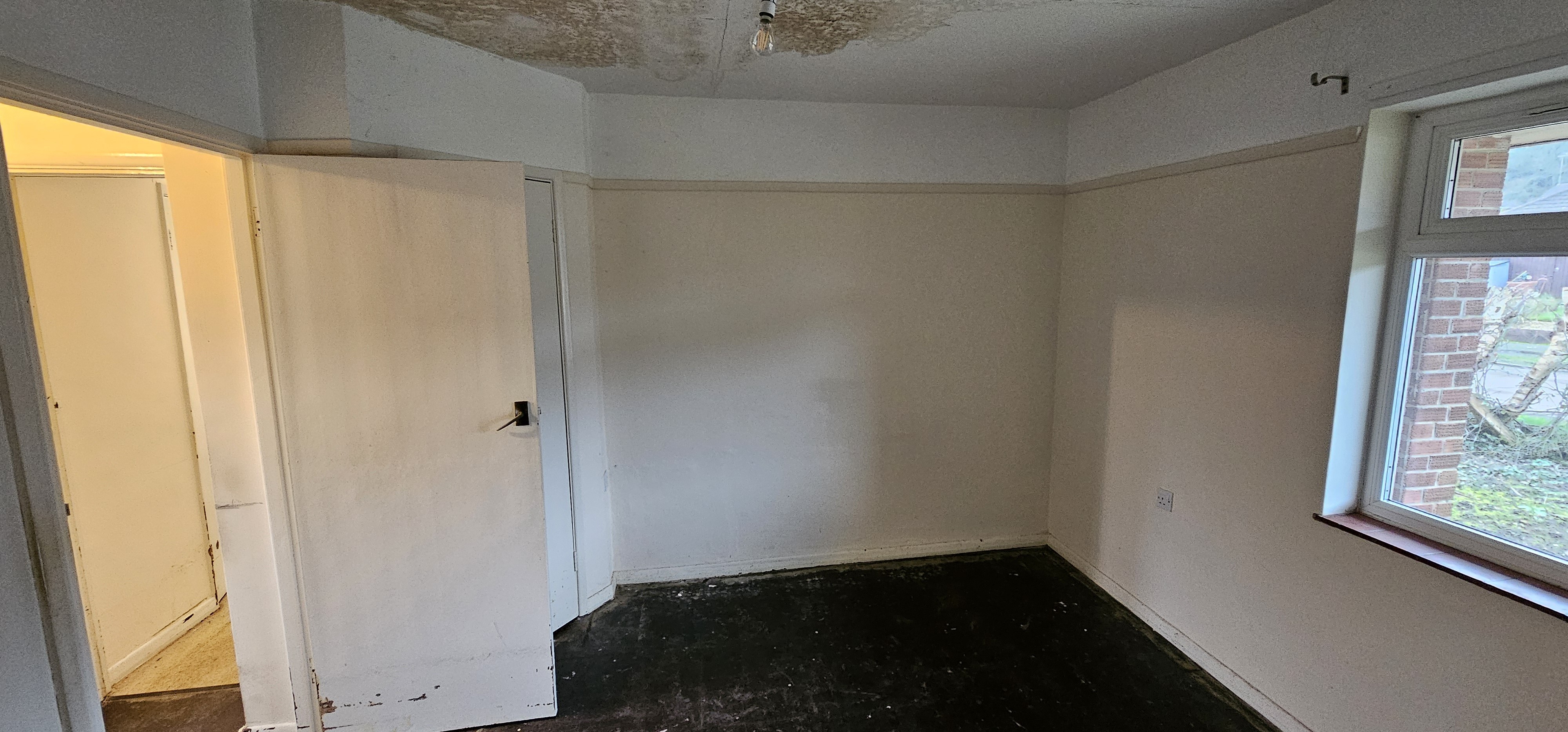 VACANT - Freehold Mid Terrace Bungalow