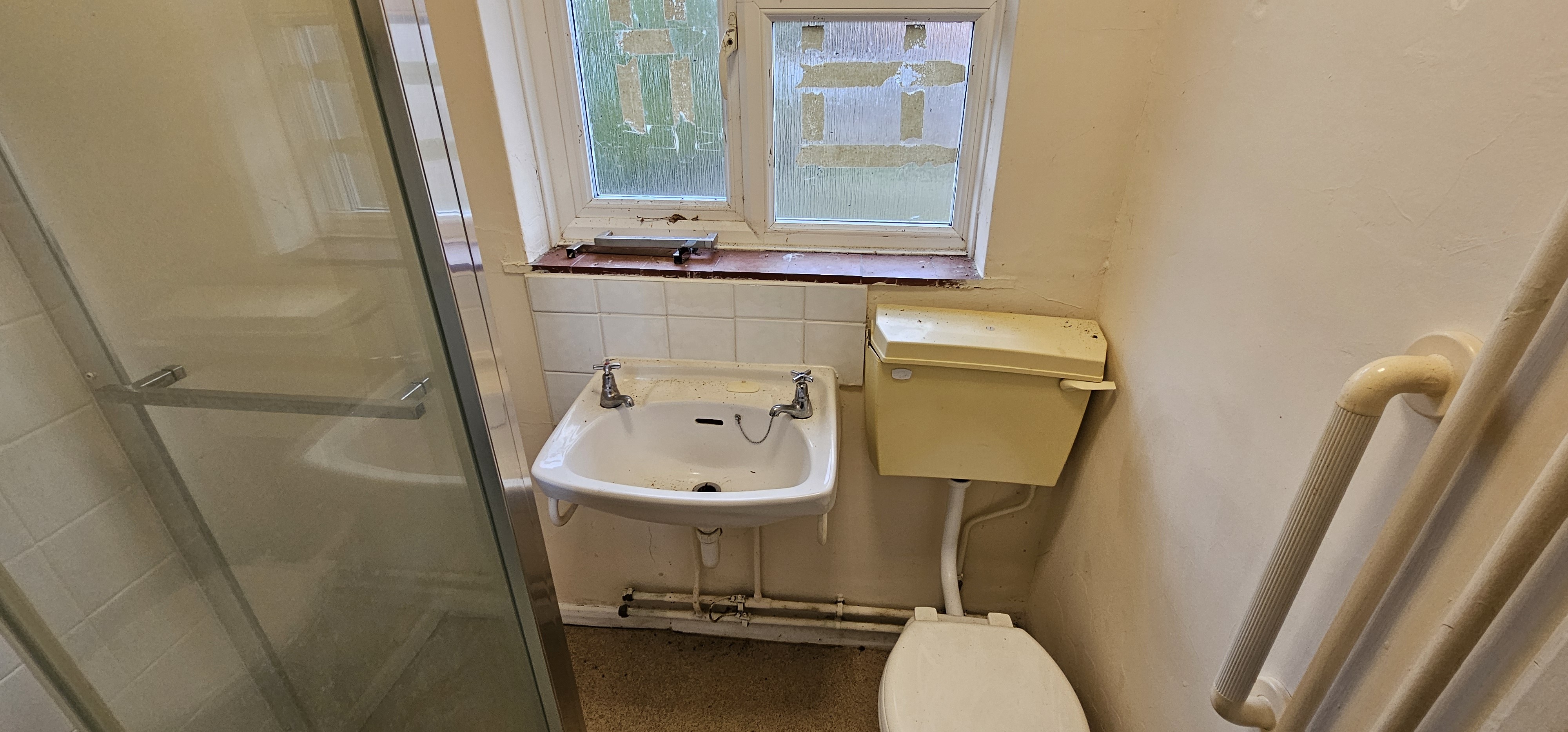 VACANT - Freehold Mid Terrace Bungalow