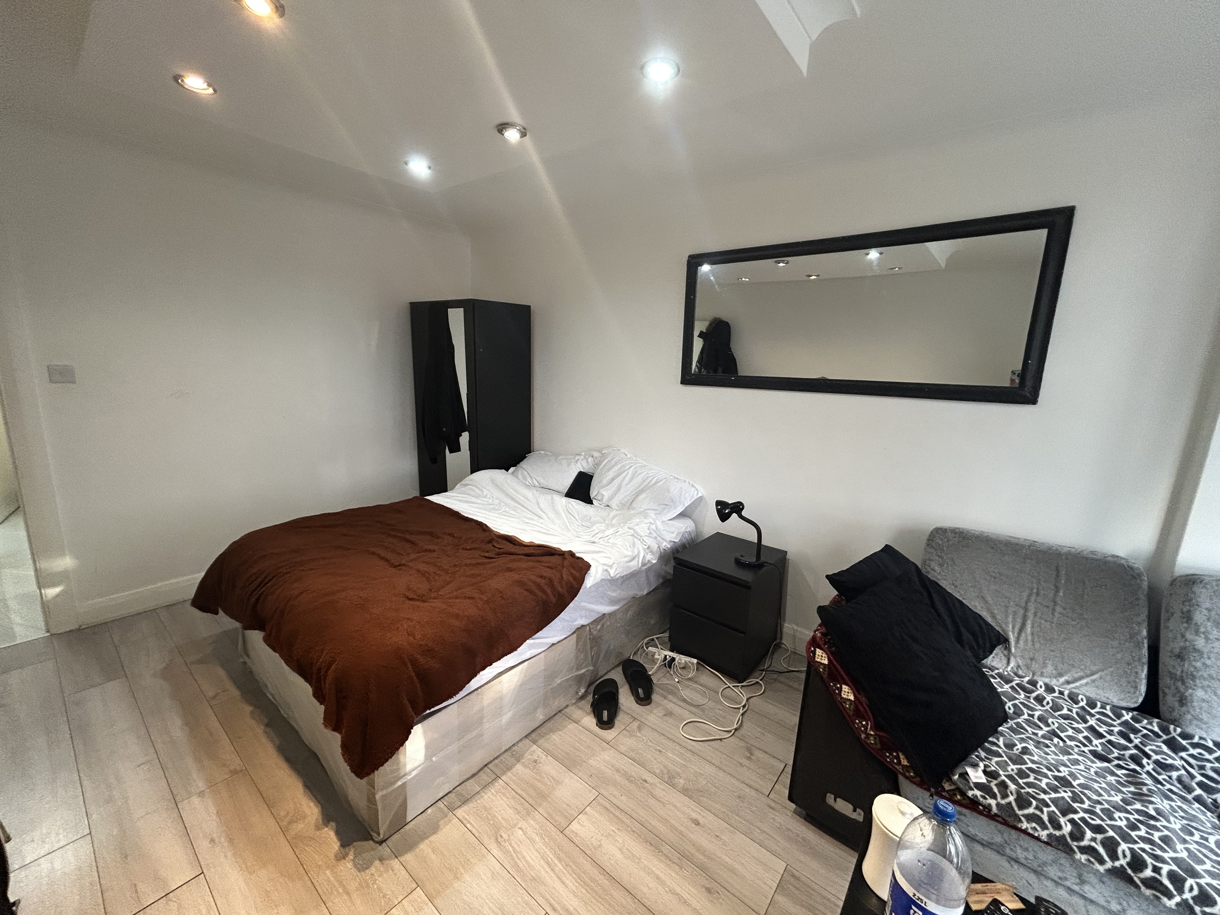 INVESTMENT - Leasehold Self Contained Second Floor Studio Flat 
