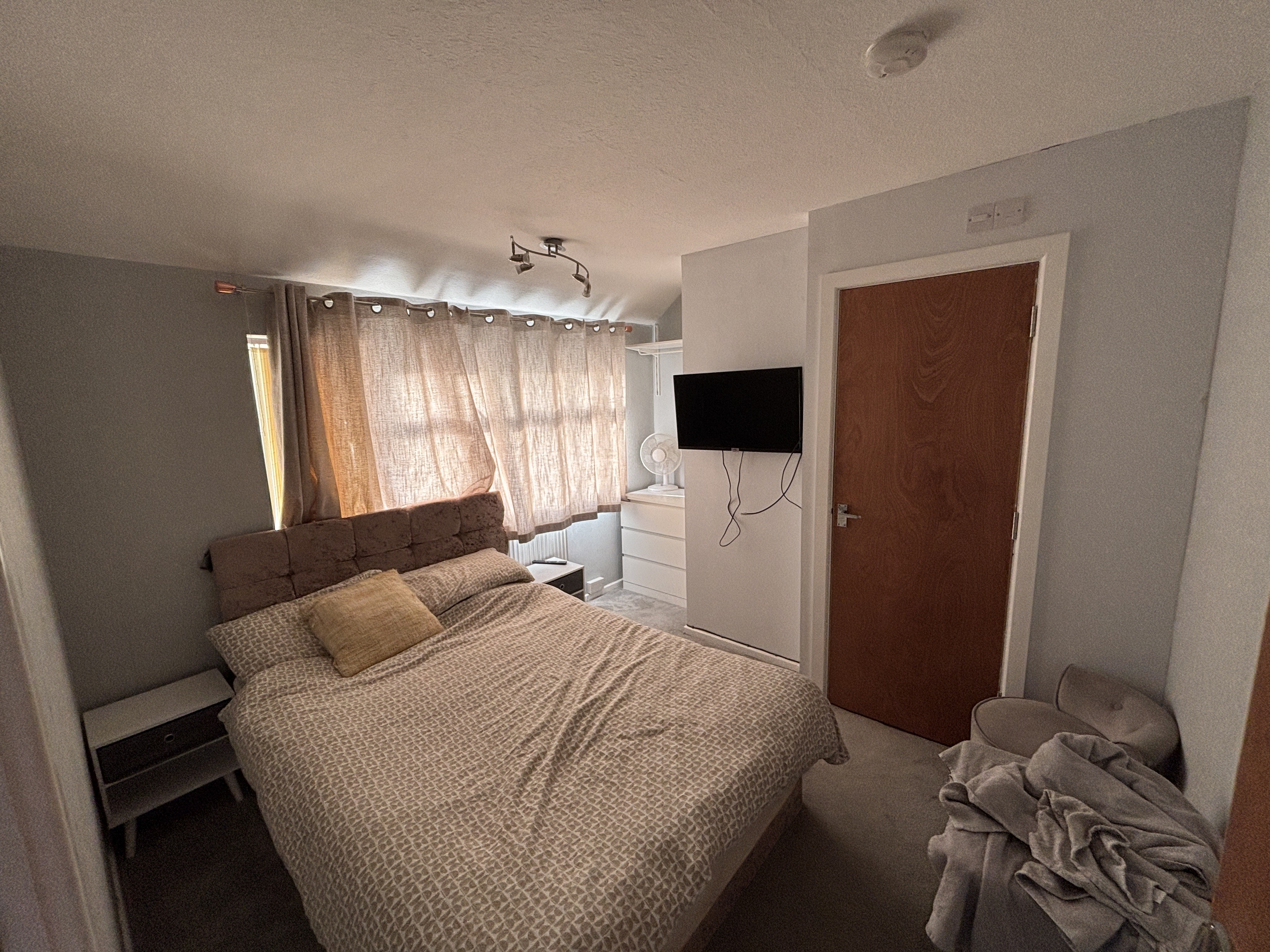 INVESTMENT - Freehold Semi Detached House 
