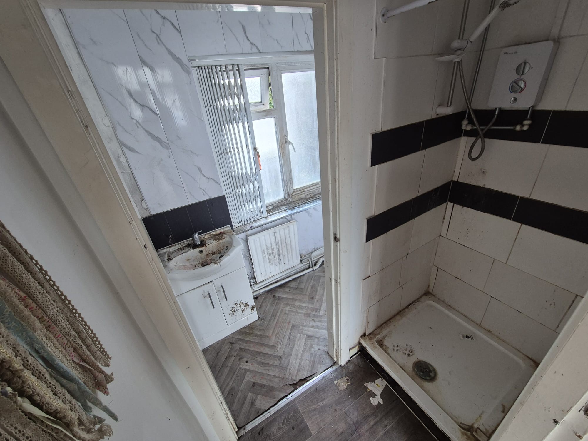 VACANT - Freehold Mid Terrace Building