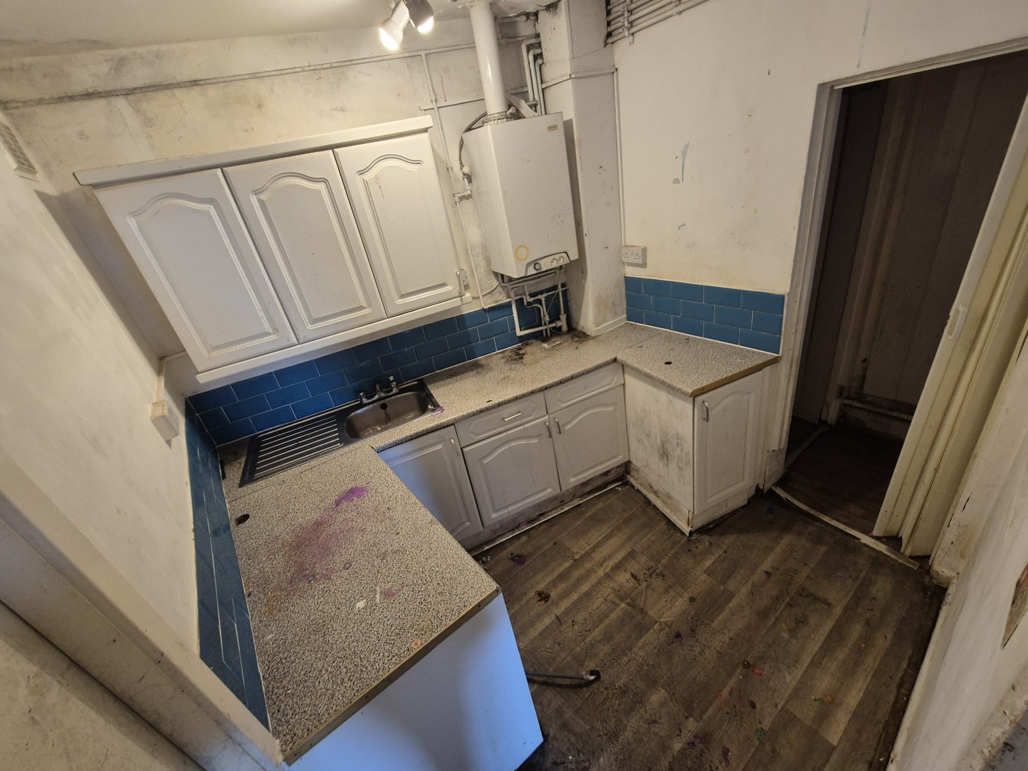 VACANT - Freehold Mid Terrace Building