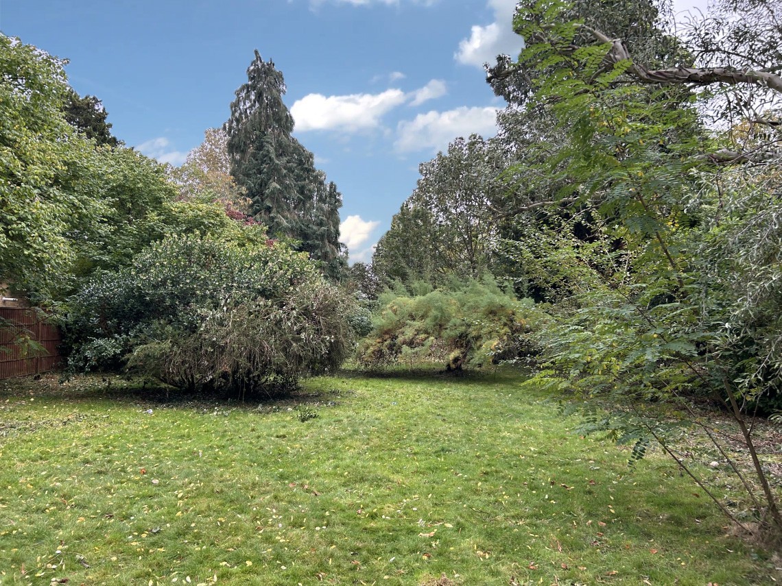 VACANT - Freehold Attractive Detached Building and Garage with Planning Permission