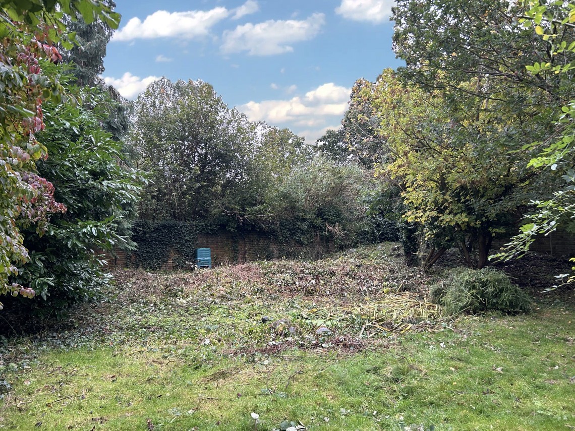 VACANT - Freehold Attractive Detached Building and Garage with Planning Permission