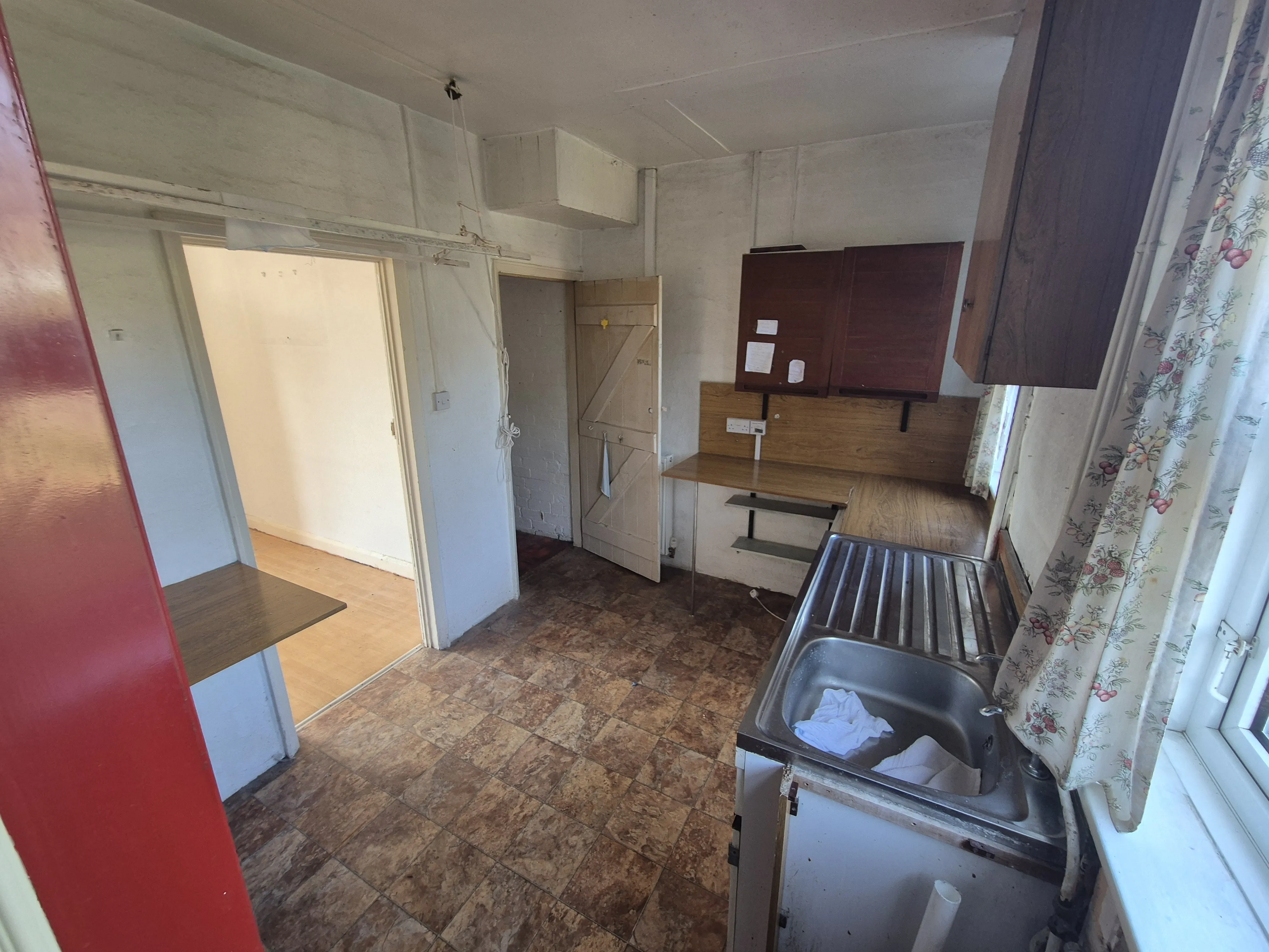 VACANT - Freehold Mid Terrace House