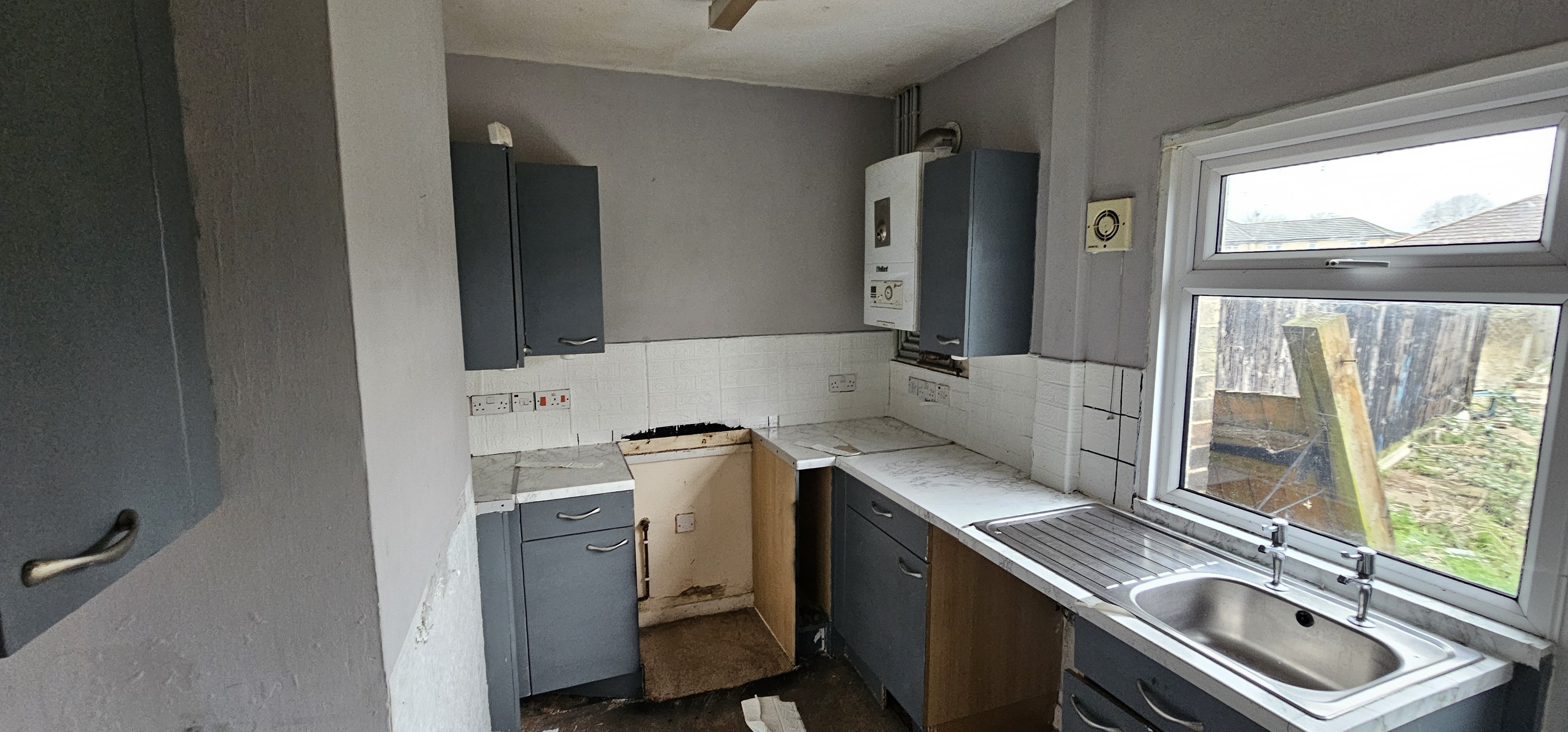 VACANT - Freehold Mid Terrace House