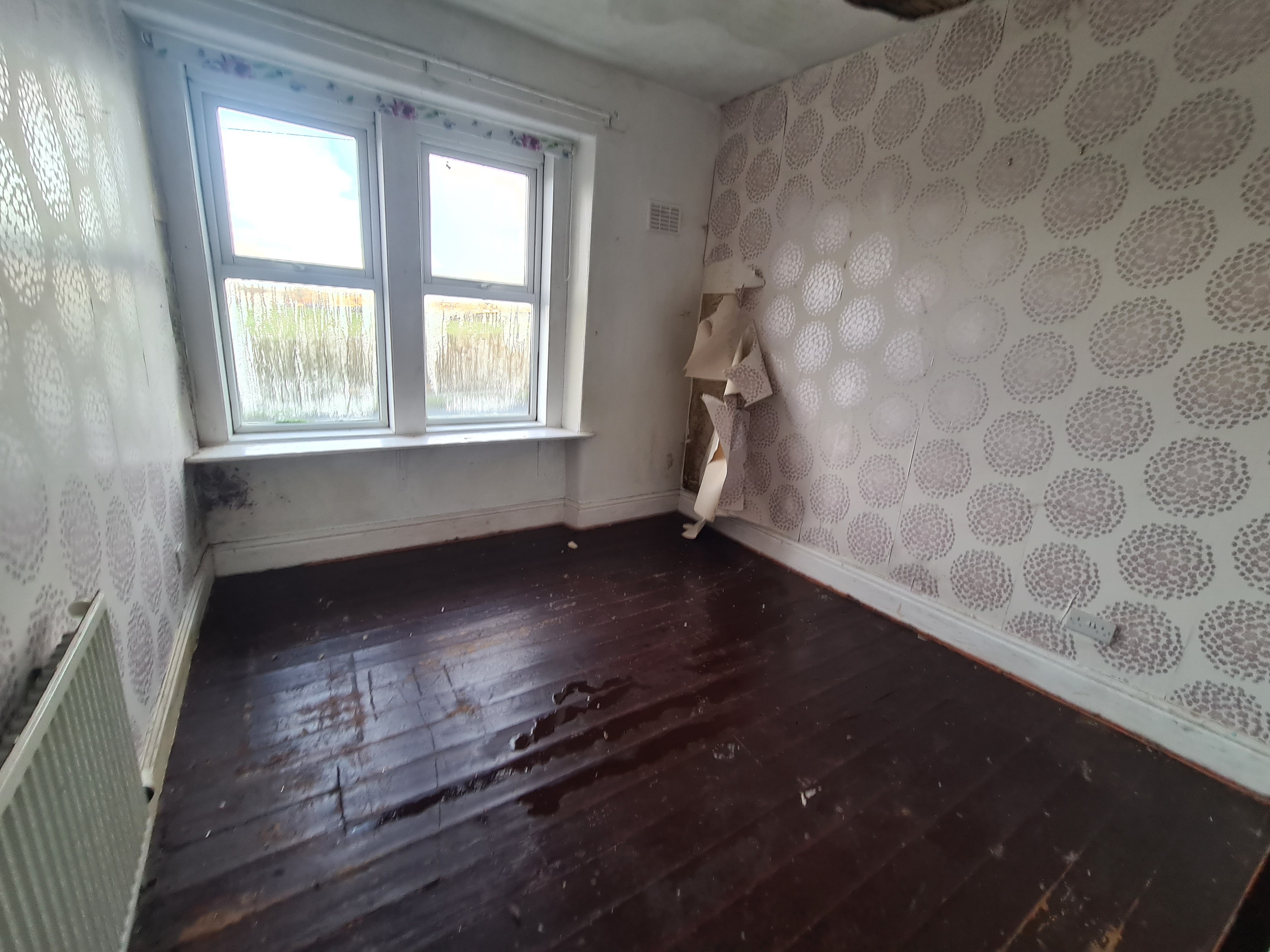 VACANT - Freehold Mid Terrace House 