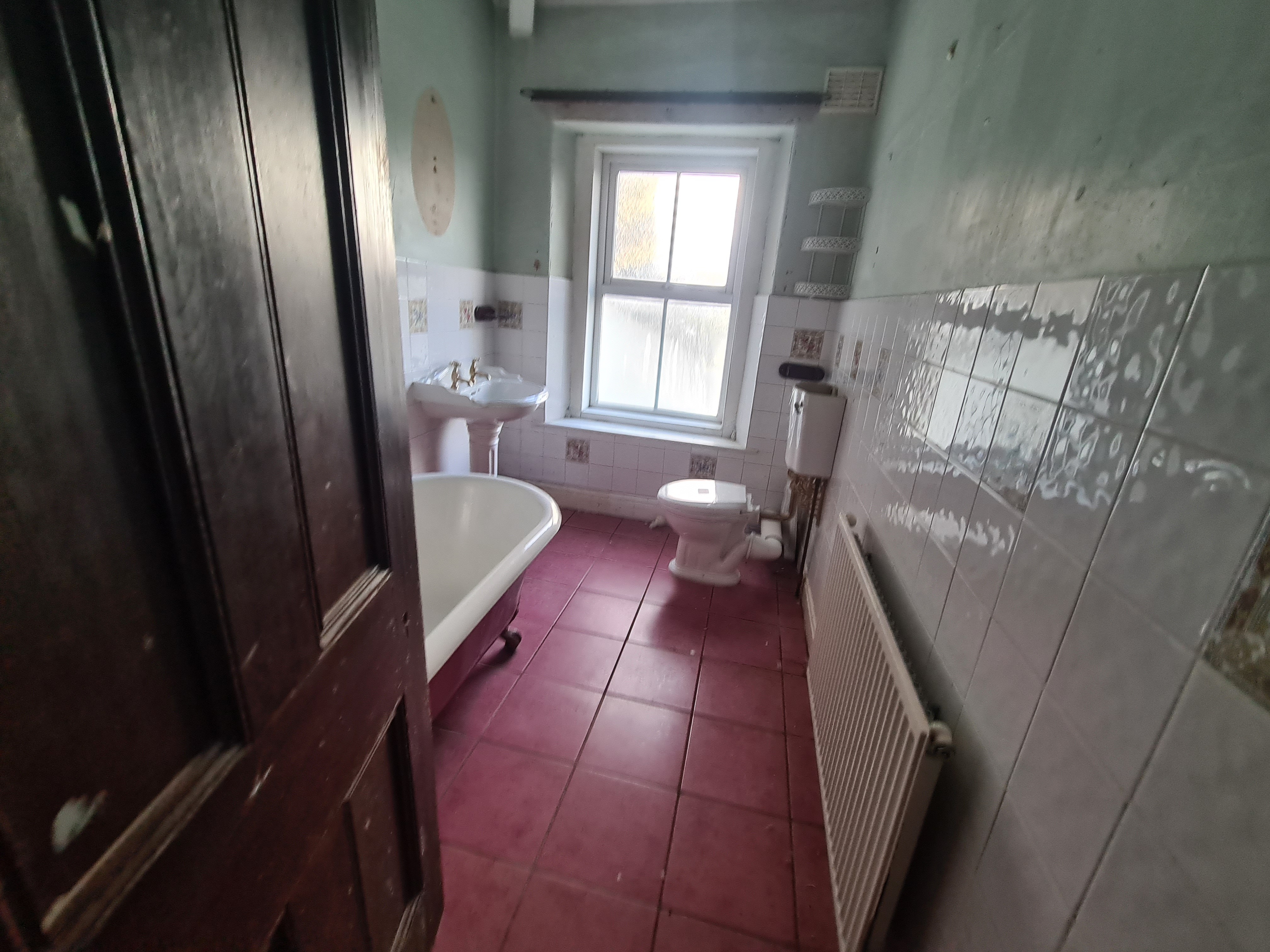 VACANT - Freehold Mid Terrace House 