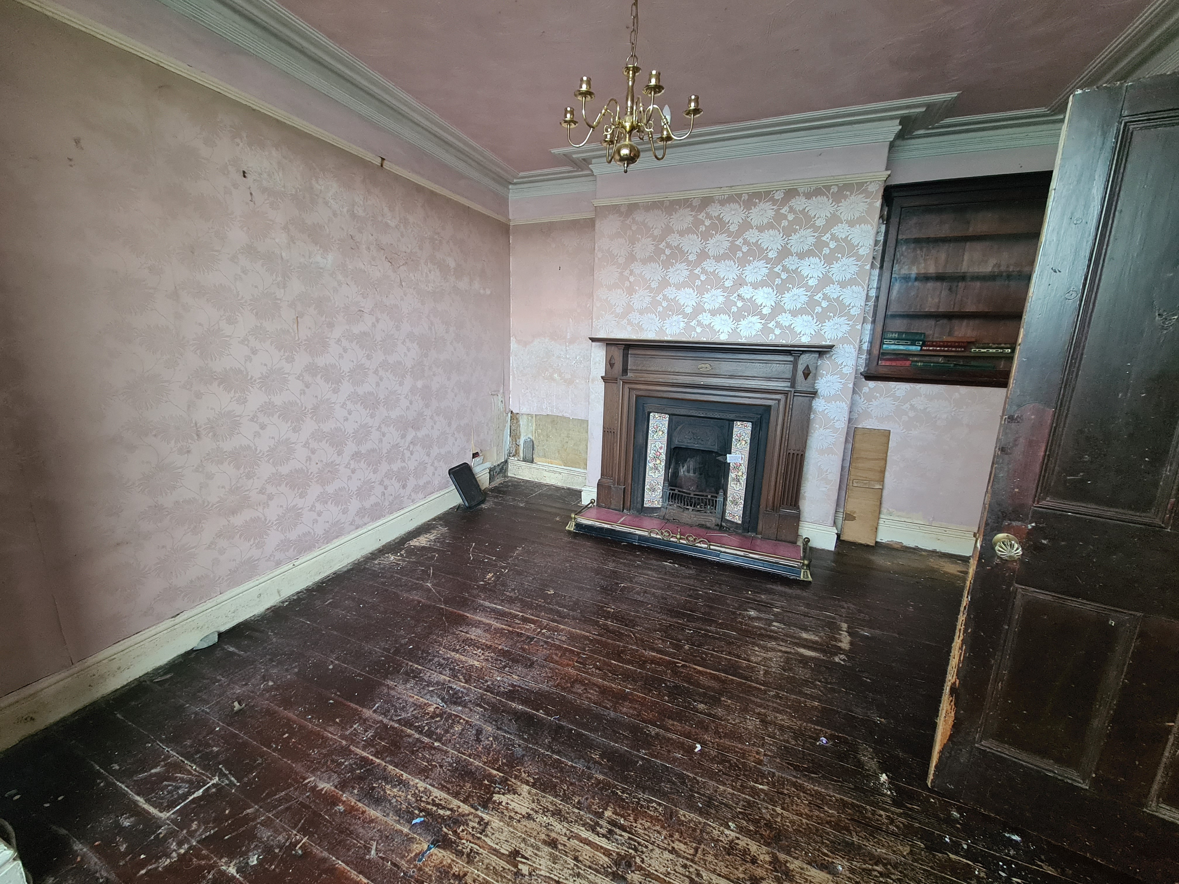 VACANT - Freehold Mid Terrace House 