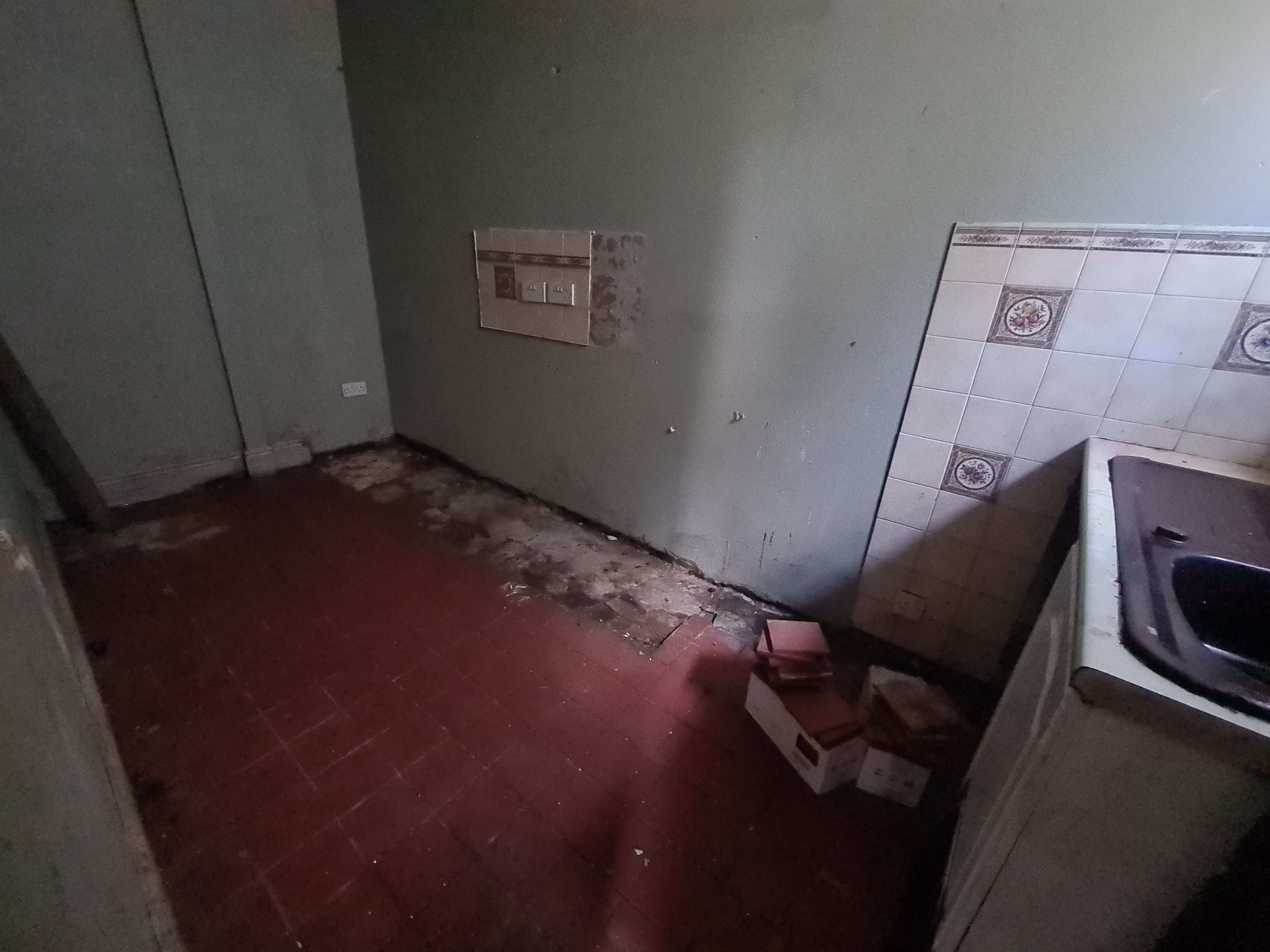 VACANT - Freehold Mid Terrace House 