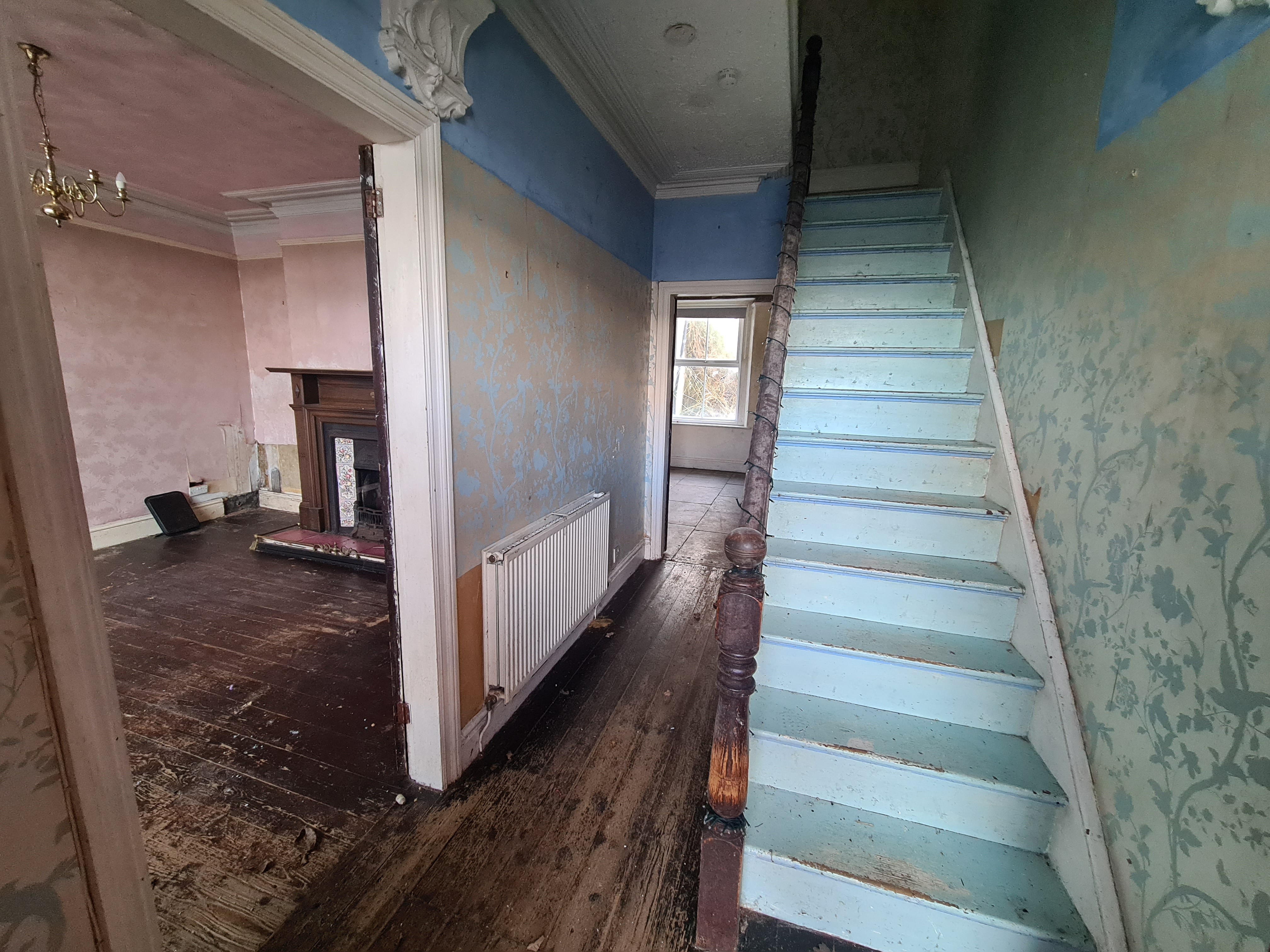 VACANT - Freehold Mid Terrace House 