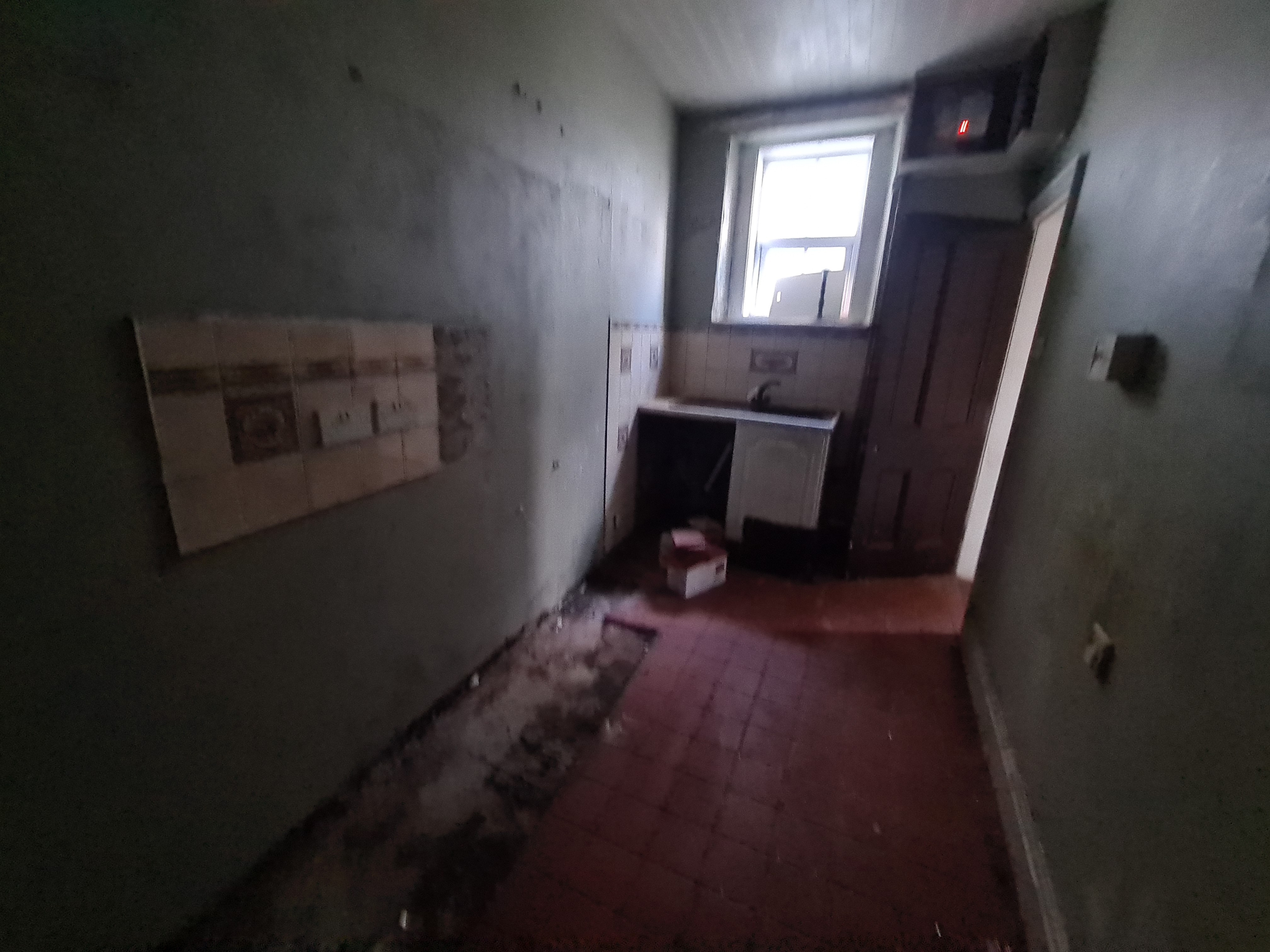 VACANT - Freehold Mid Terrace House 