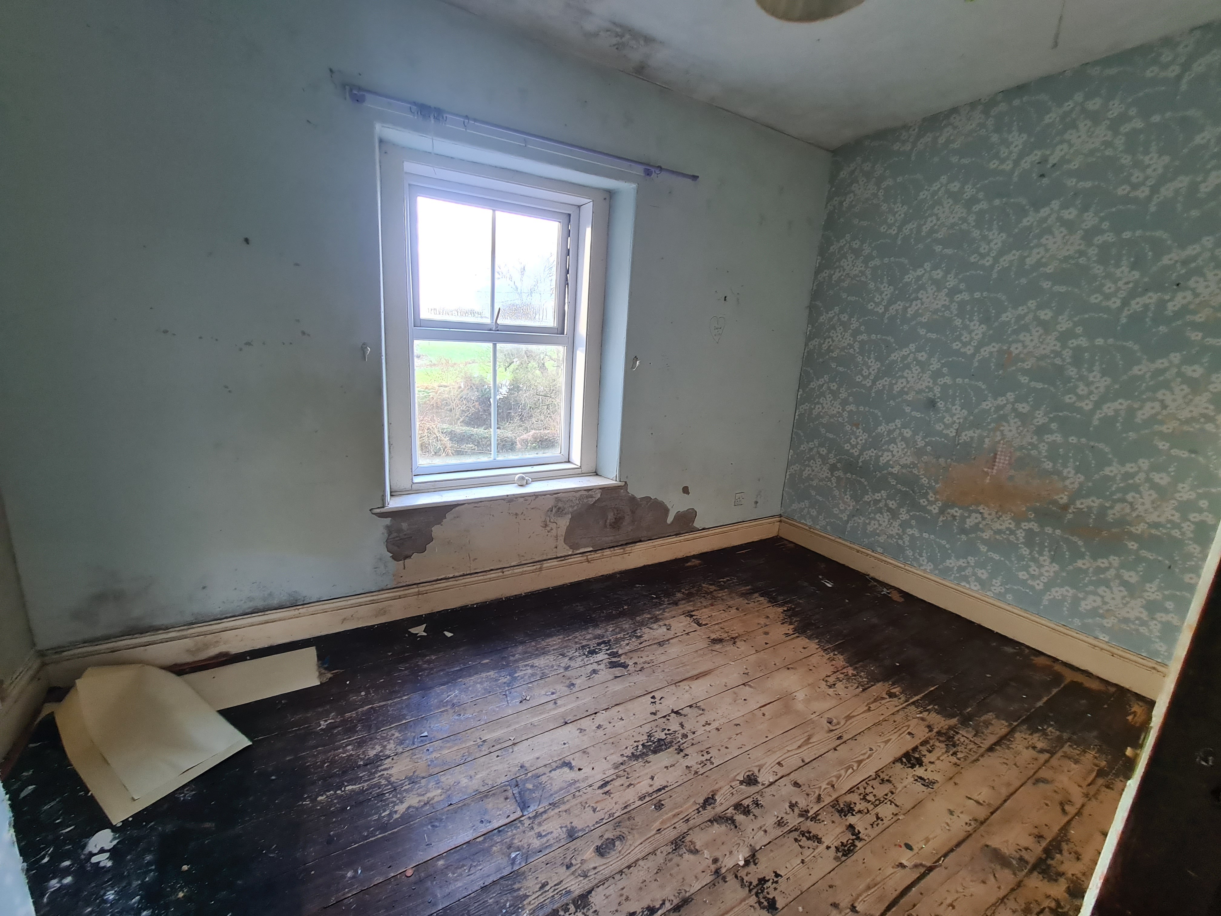 VACANT - Freehold Mid Terrace House 