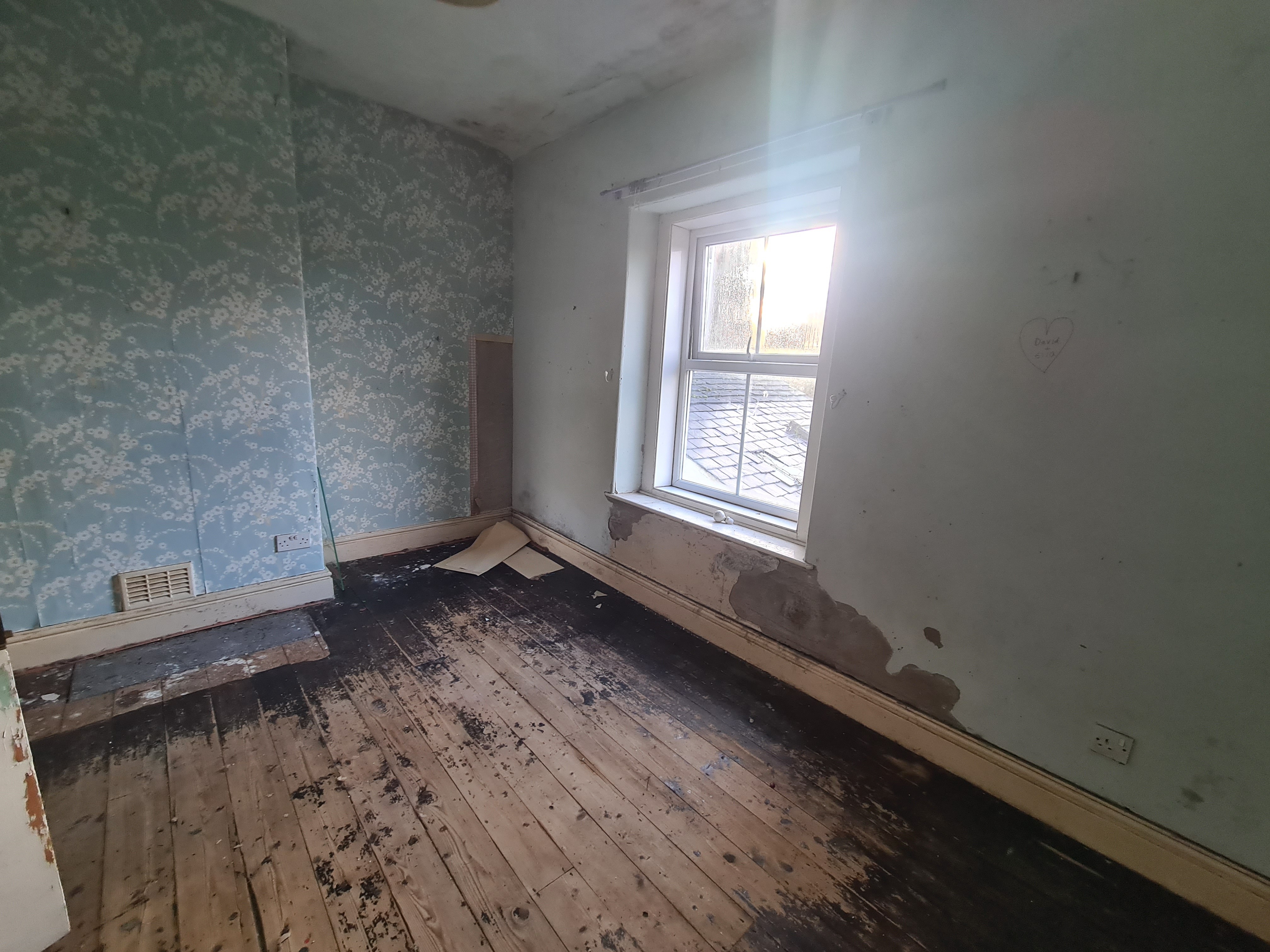 VACANT - Freehold Mid Terrace House 