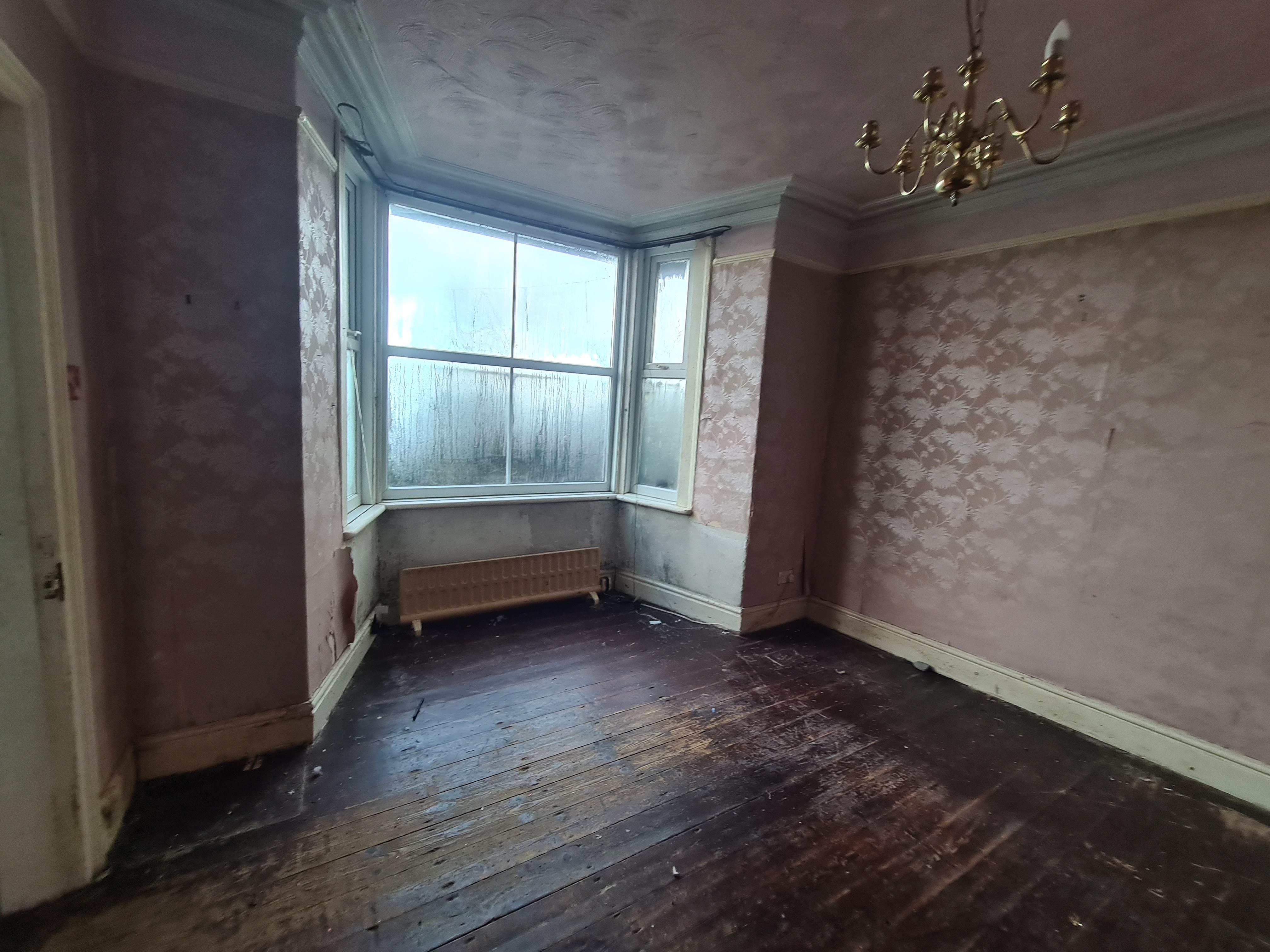 VACANT - Freehold Mid Terrace House 