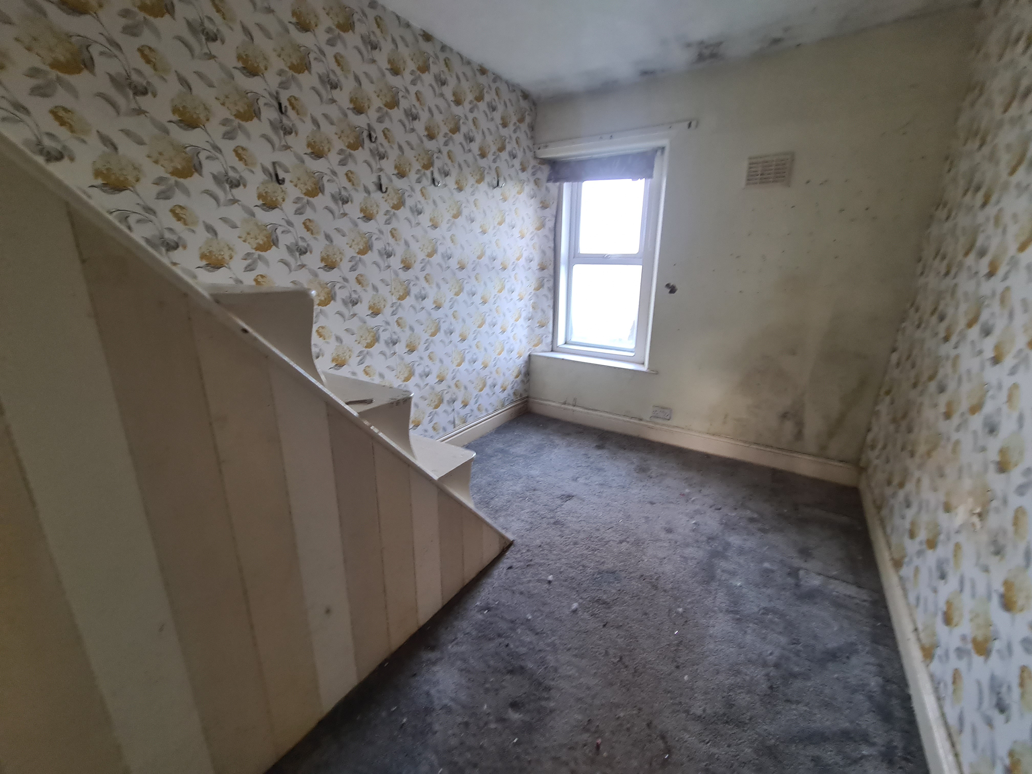 VACANT - Freehold Mid Terrace House 