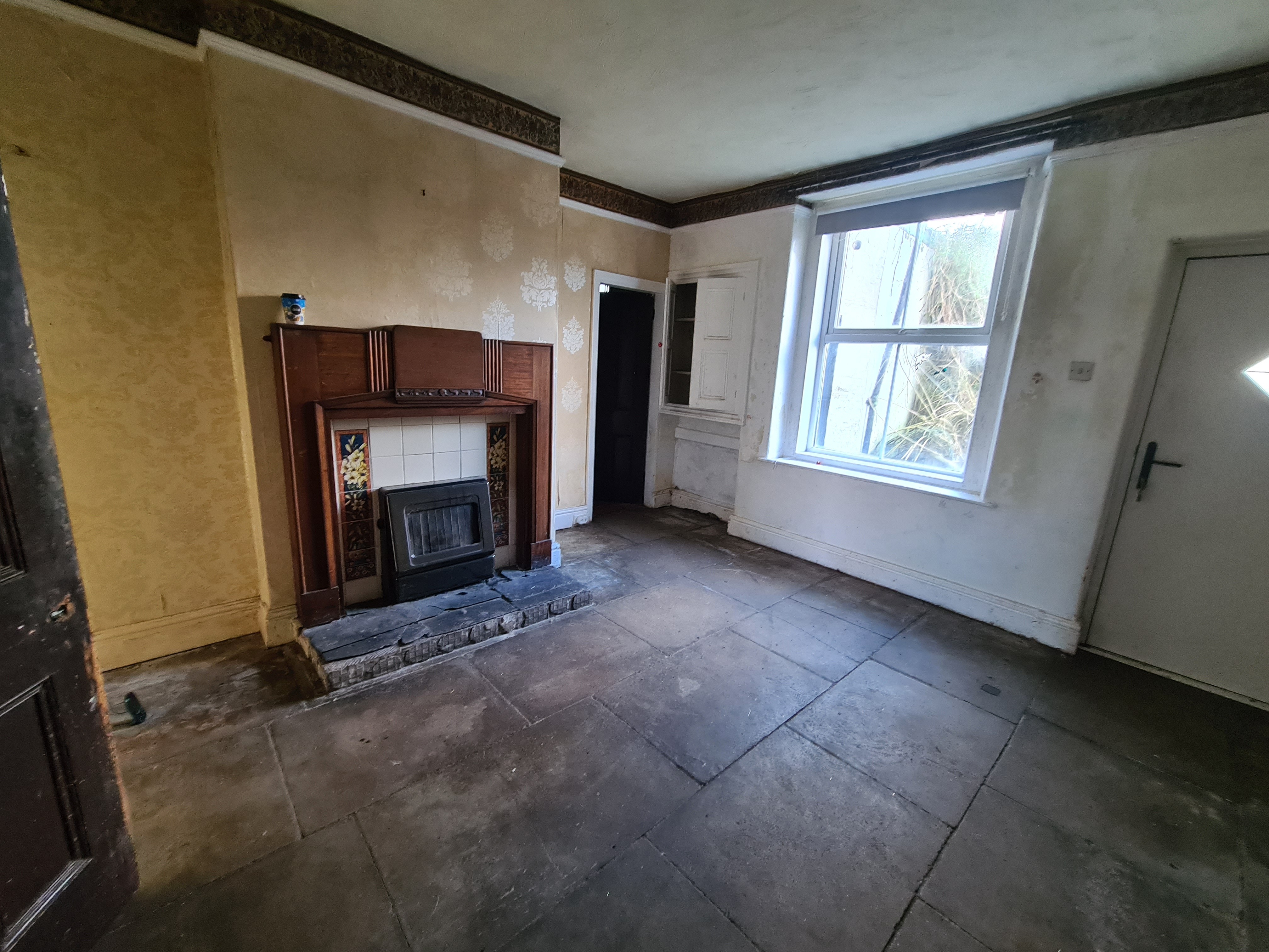 VACANT - Freehold Mid Terrace House 
