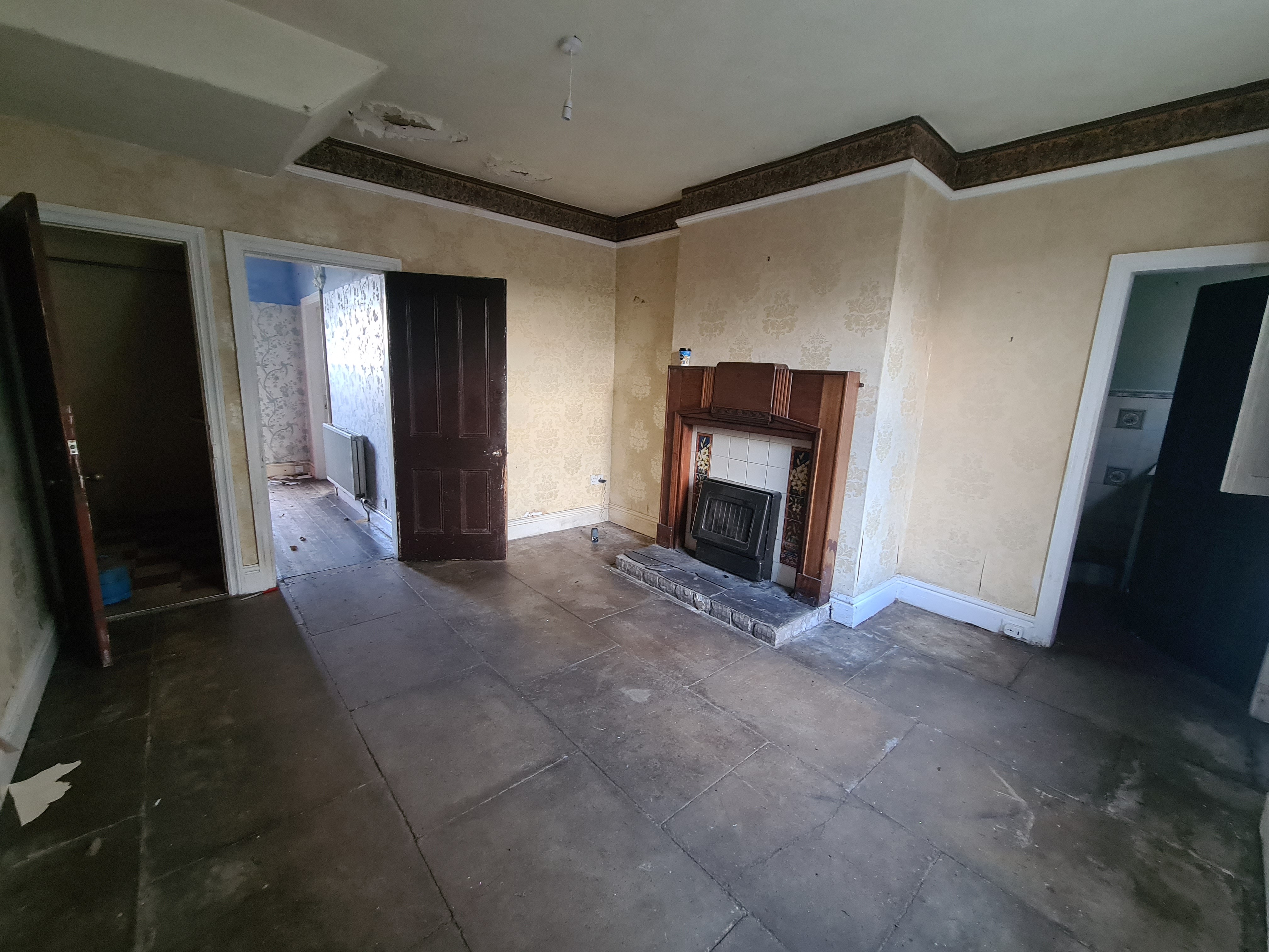 VACANT - Freehold Mid Terrace House 