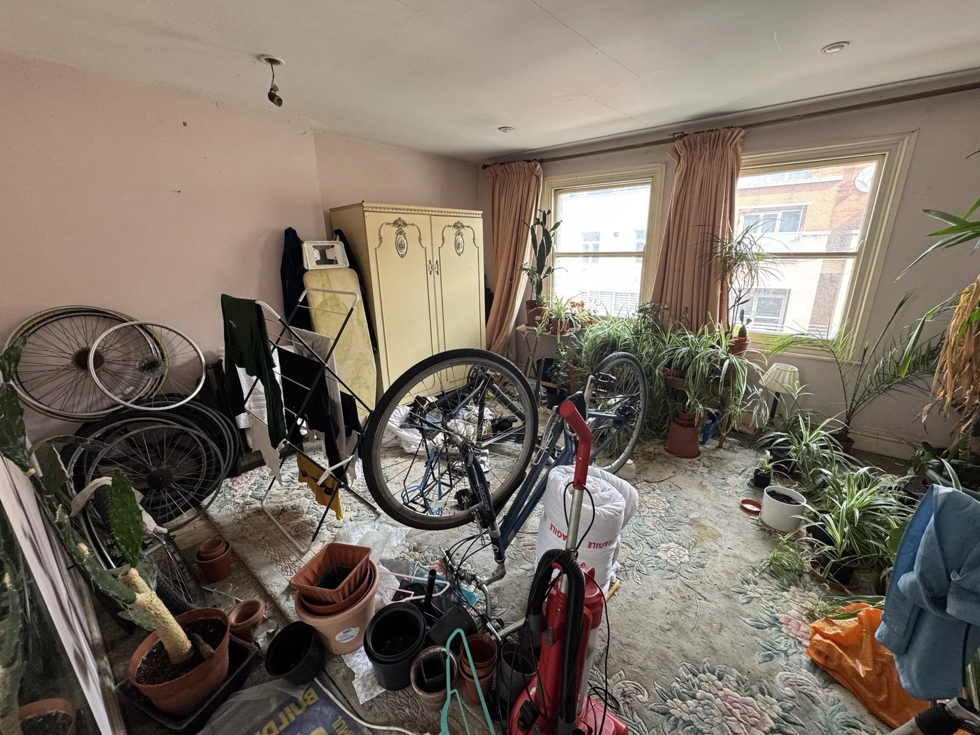 VACANT - Freehold Mid Terraced Building