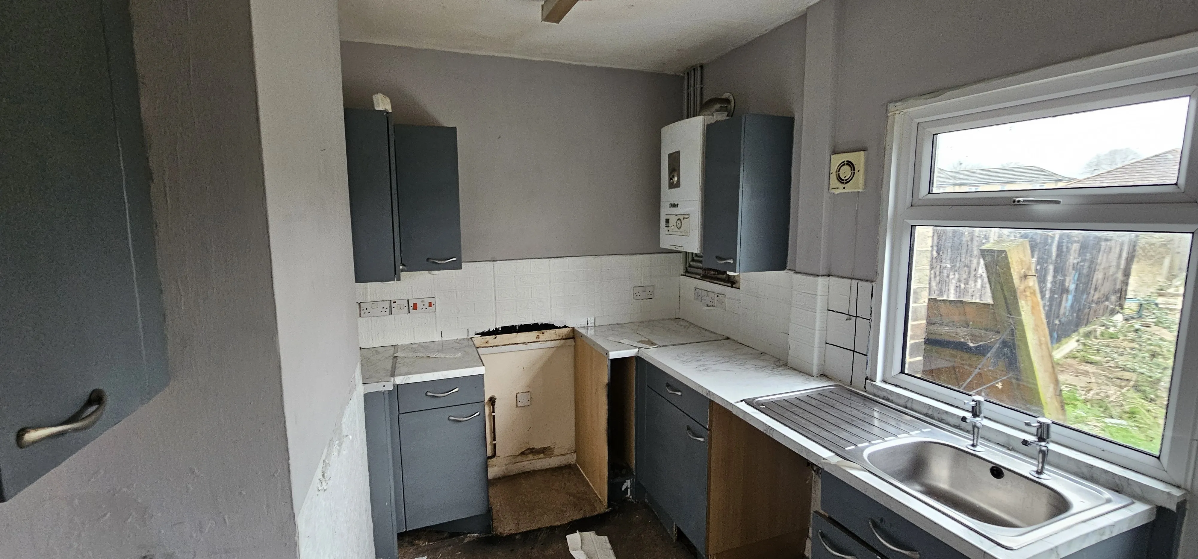 VACANT - Freehold Mid Terrace House