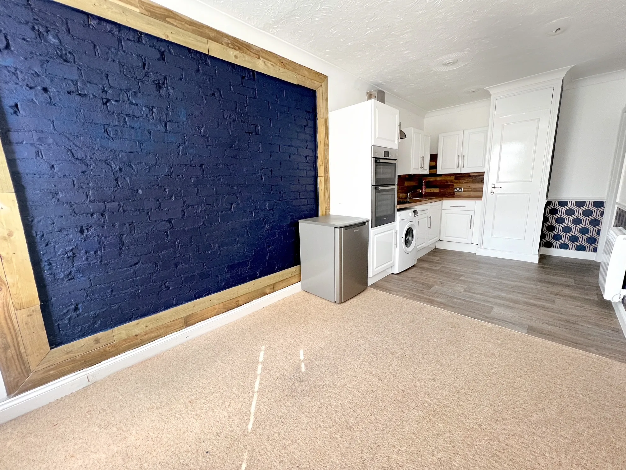 VACANT - Leasehold Self Contained Lower Ground Floor Flat