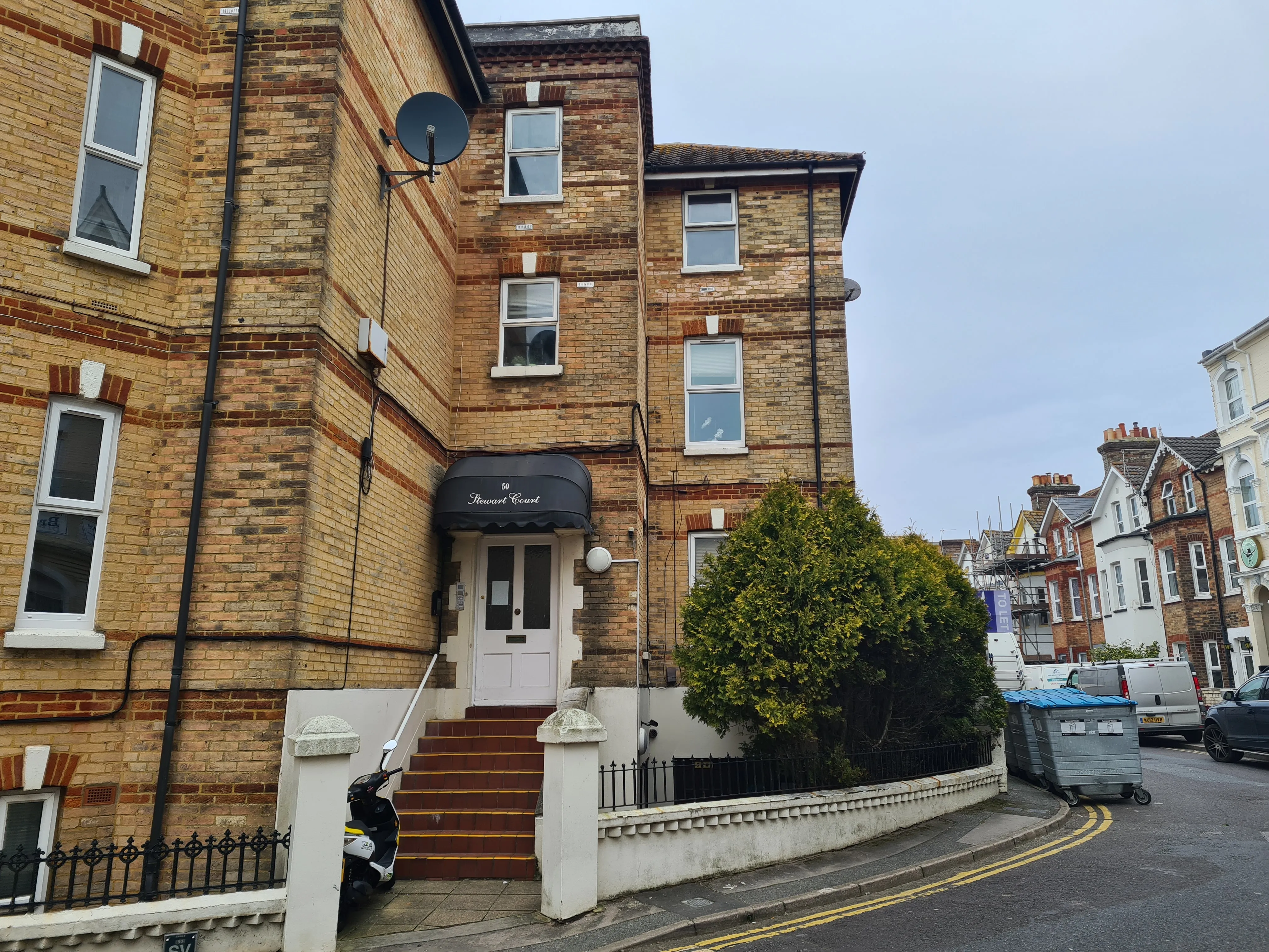 VACANT - Leasehold Self Contained Lower Ground Floor Flat
