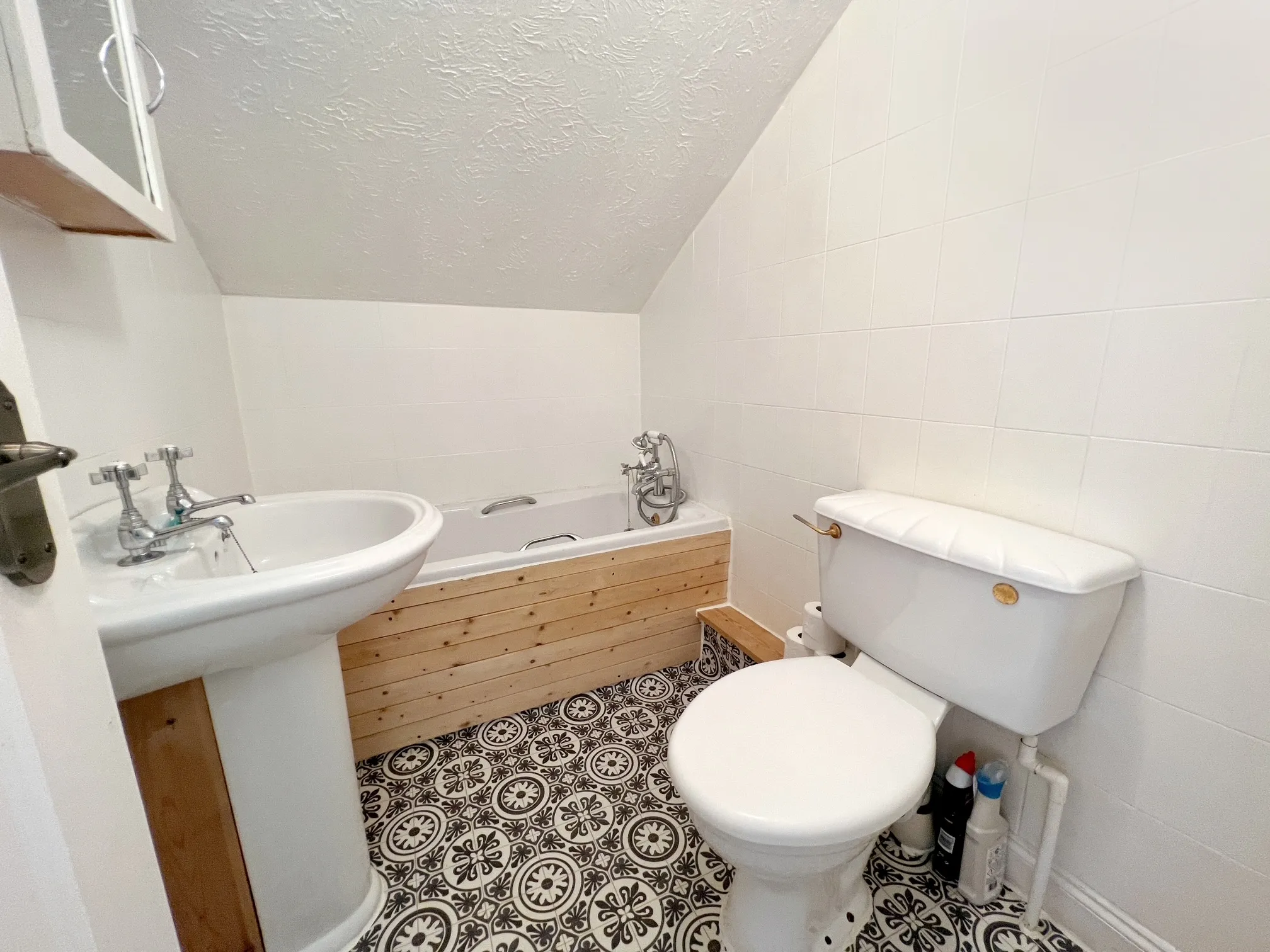VACANT - Leasehold Self Contained Lower Ground Floor Flat