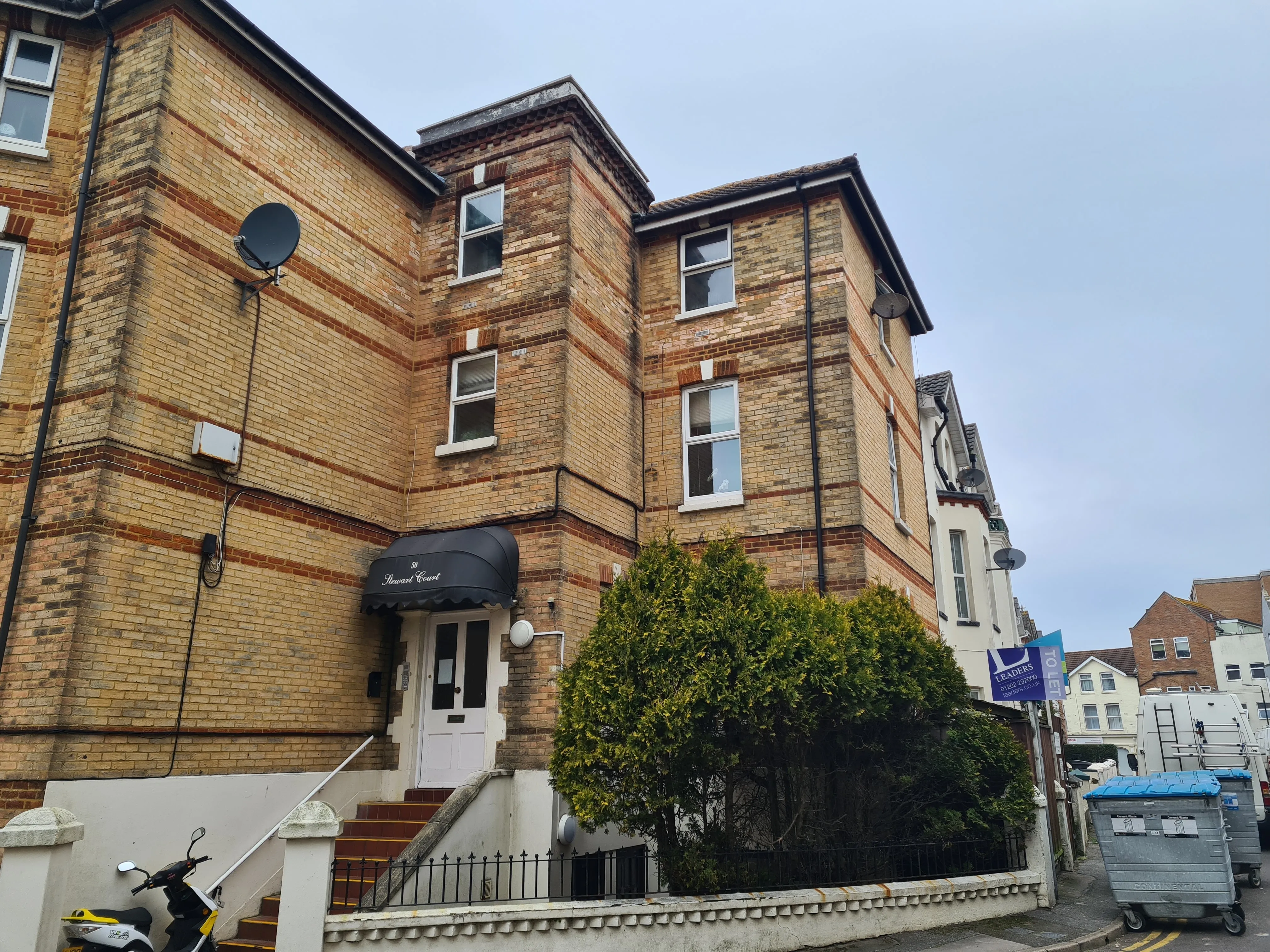 VACANT - Leasehold Self Contained Lower Ground Floor Flat
