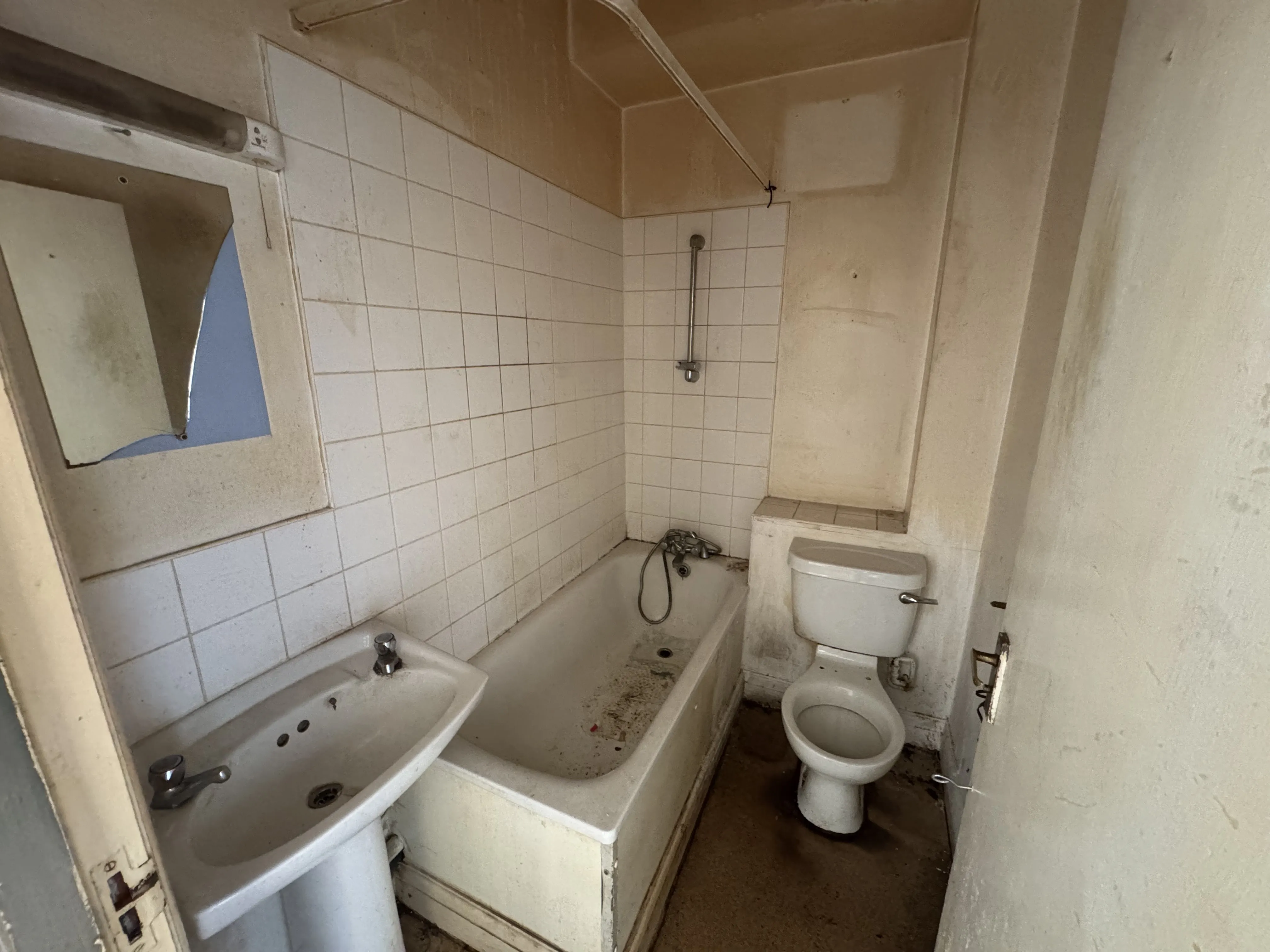 VACANT - Leasehold Self Contained Second Floor Flat