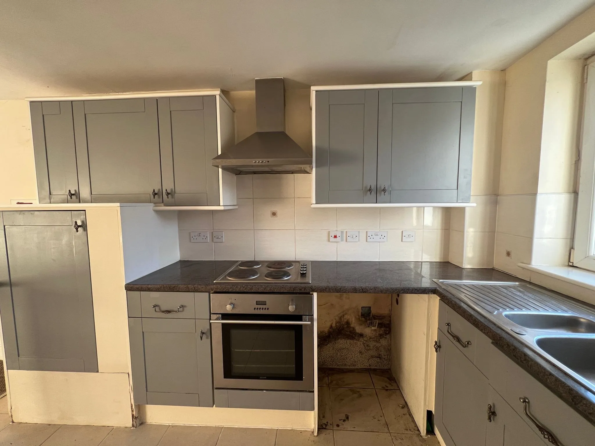 VACANT - Leasehold Self Contained First Floor Flat