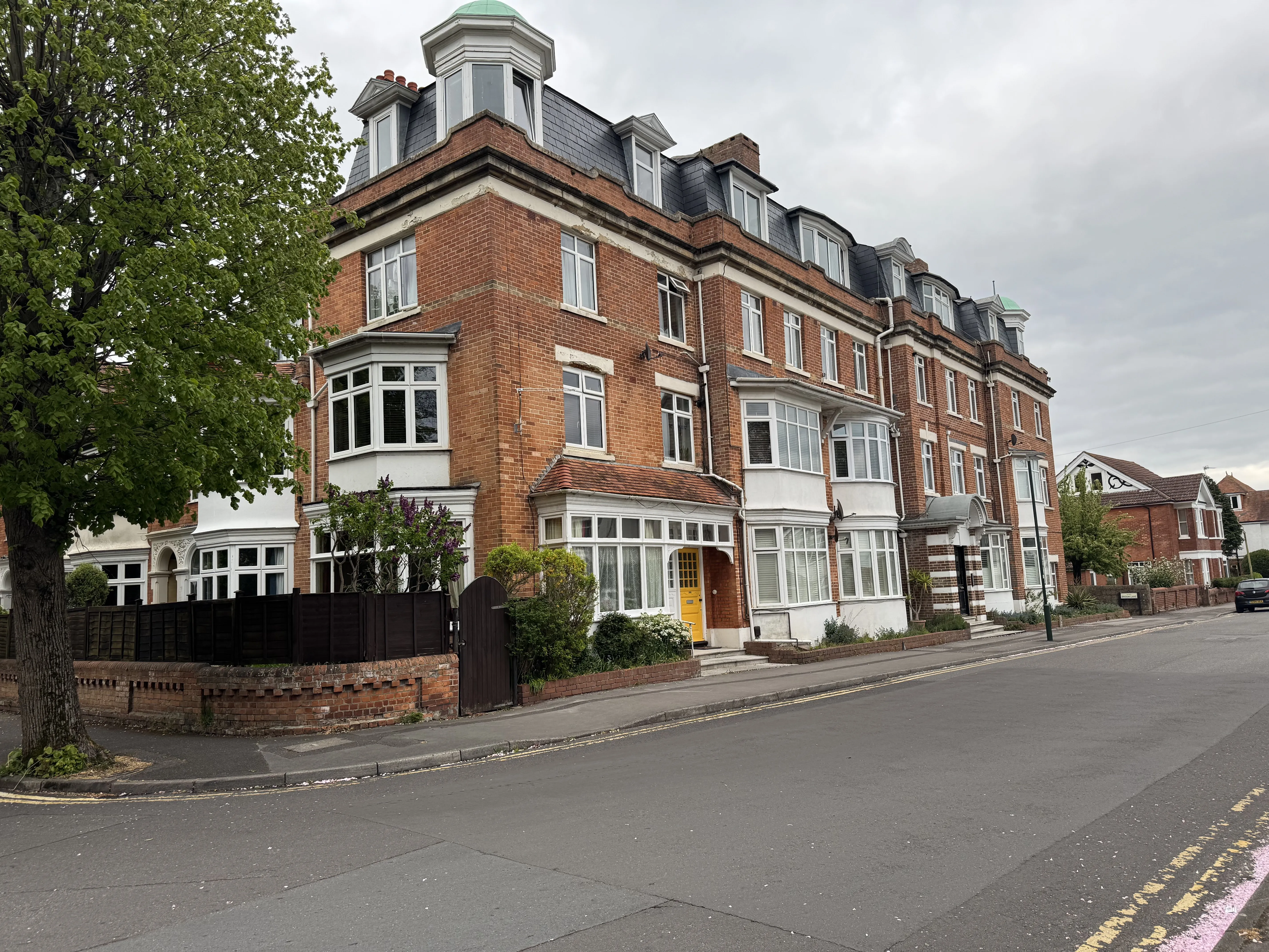 VACANT - Attractive Long Leasehold Self Contained Second Floor Flat