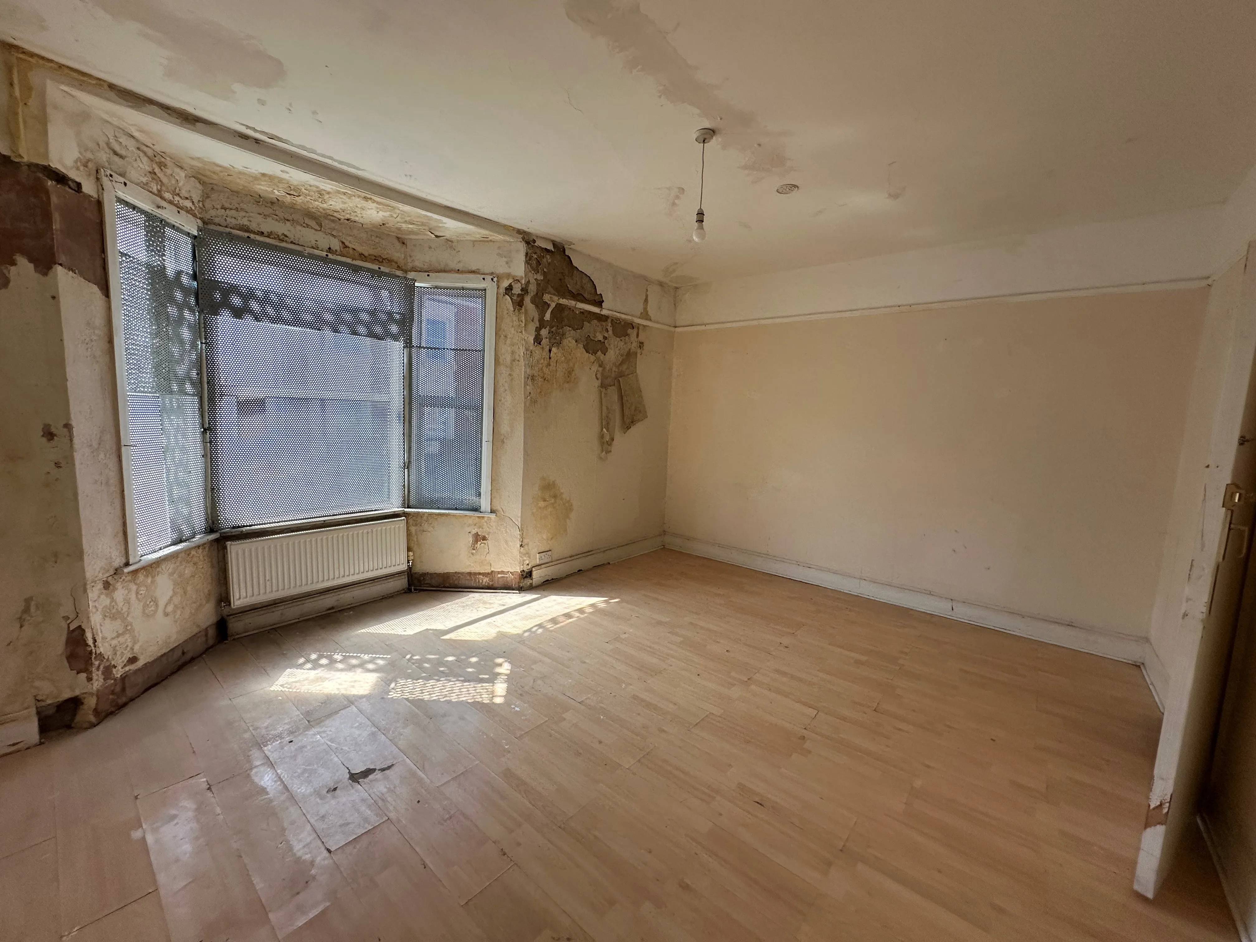 VACANT - Freehold Mid Terrace House