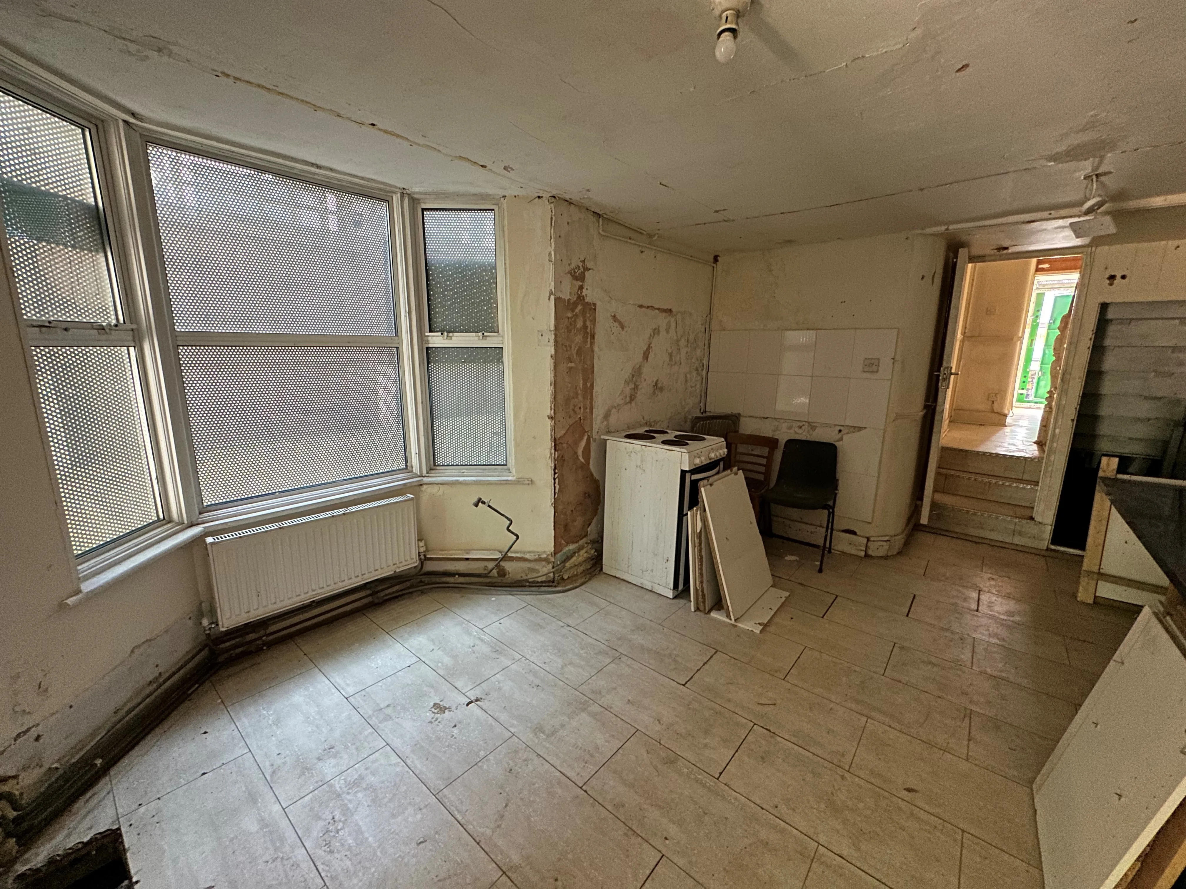 VACANT - Freehold Mid Terrace House