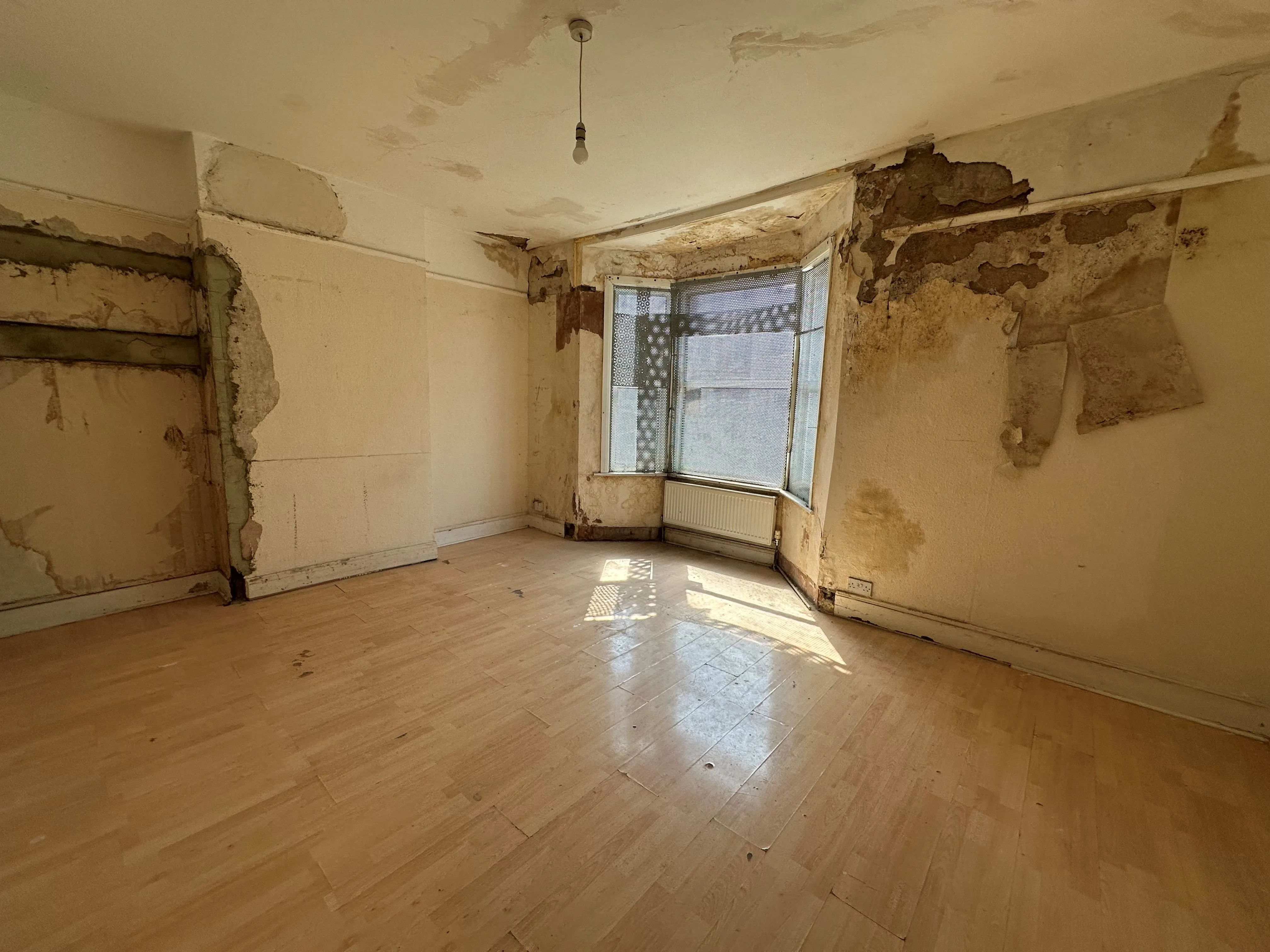 VACANT - Freehold Mid Terrace House