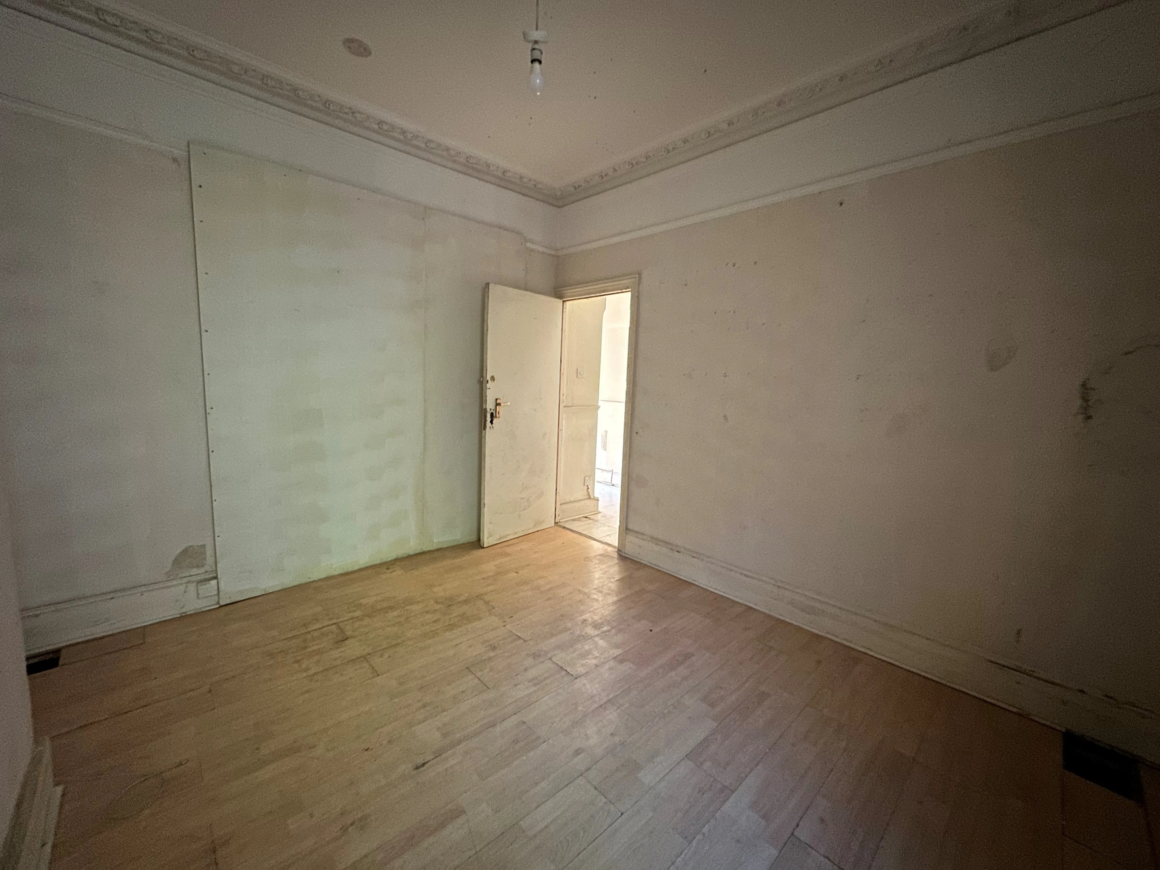 VACANT - Freehold Mid Terrace House