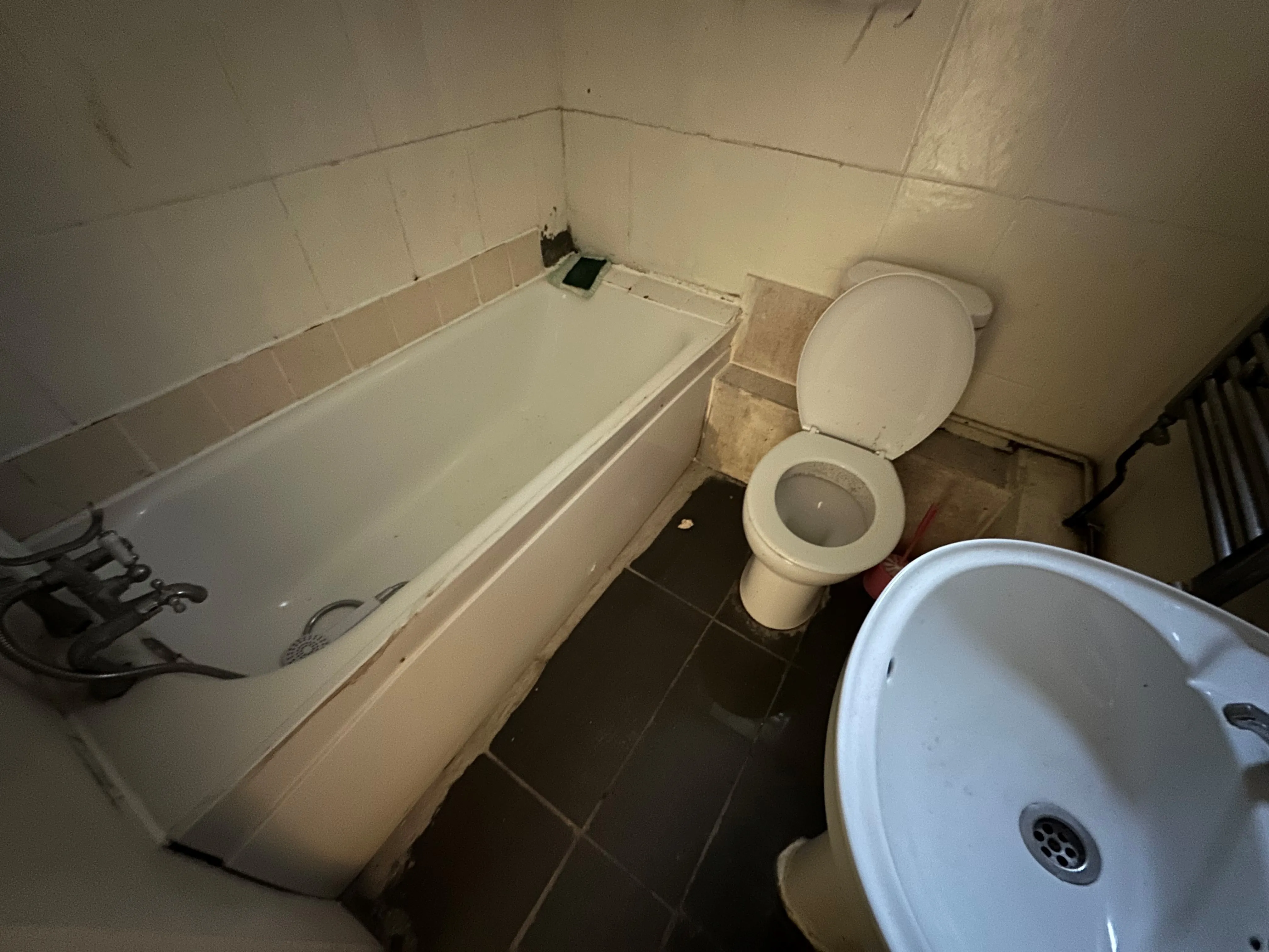 VACANT - Freehold Mid Terrace House