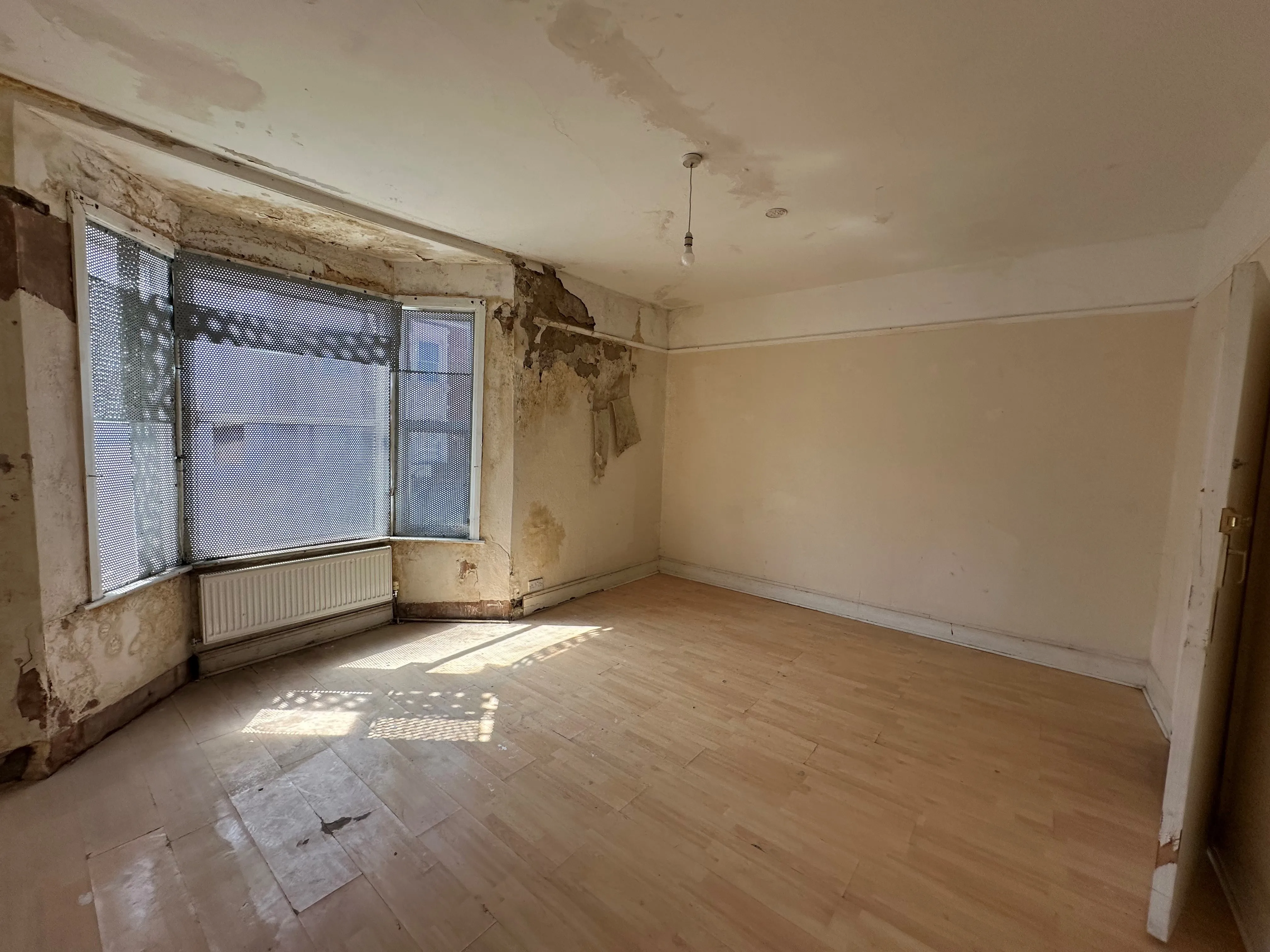 VACANT - Freehold Mid Terrace House