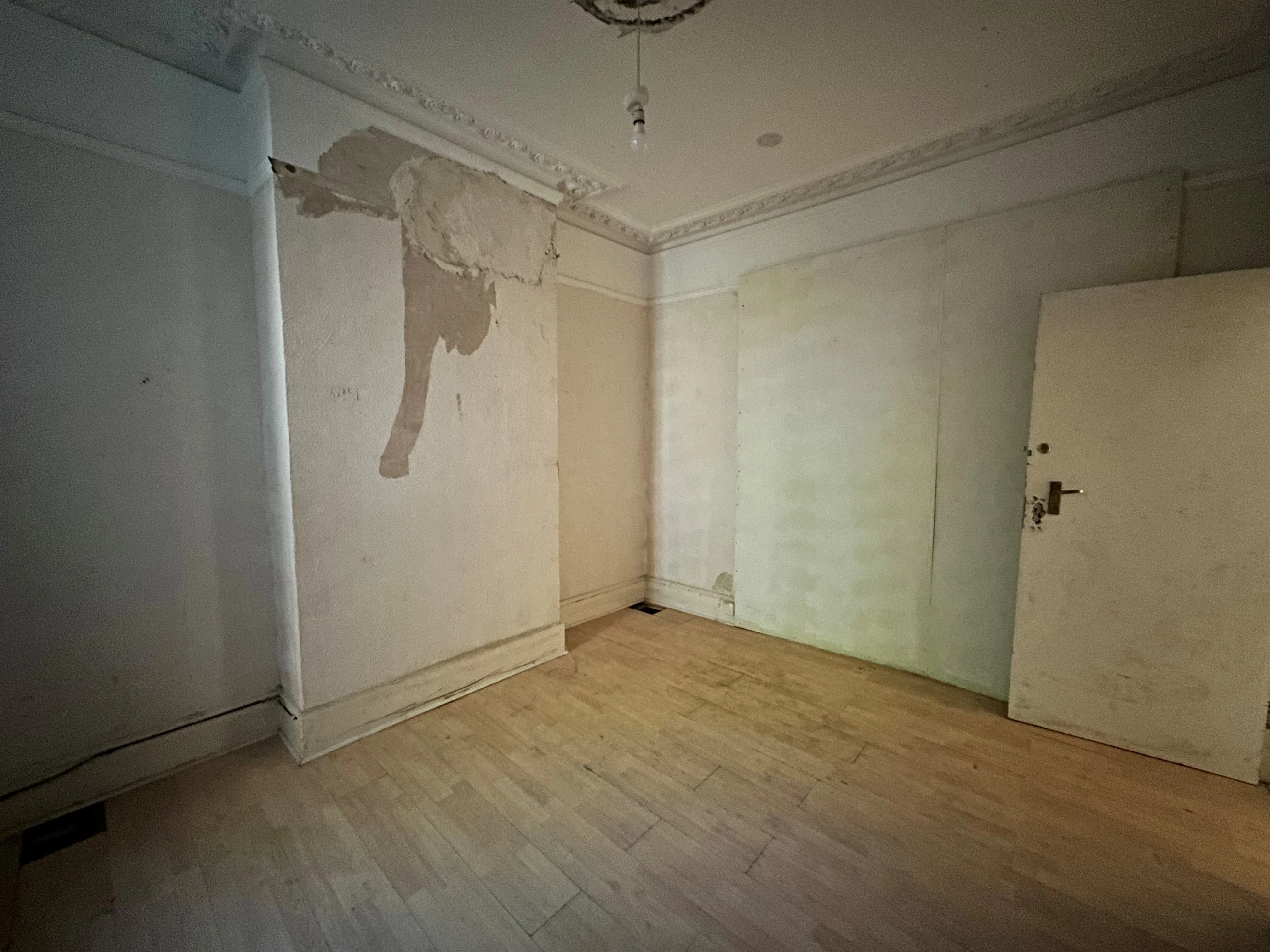 VACANT - Freehold Mid Terrace House