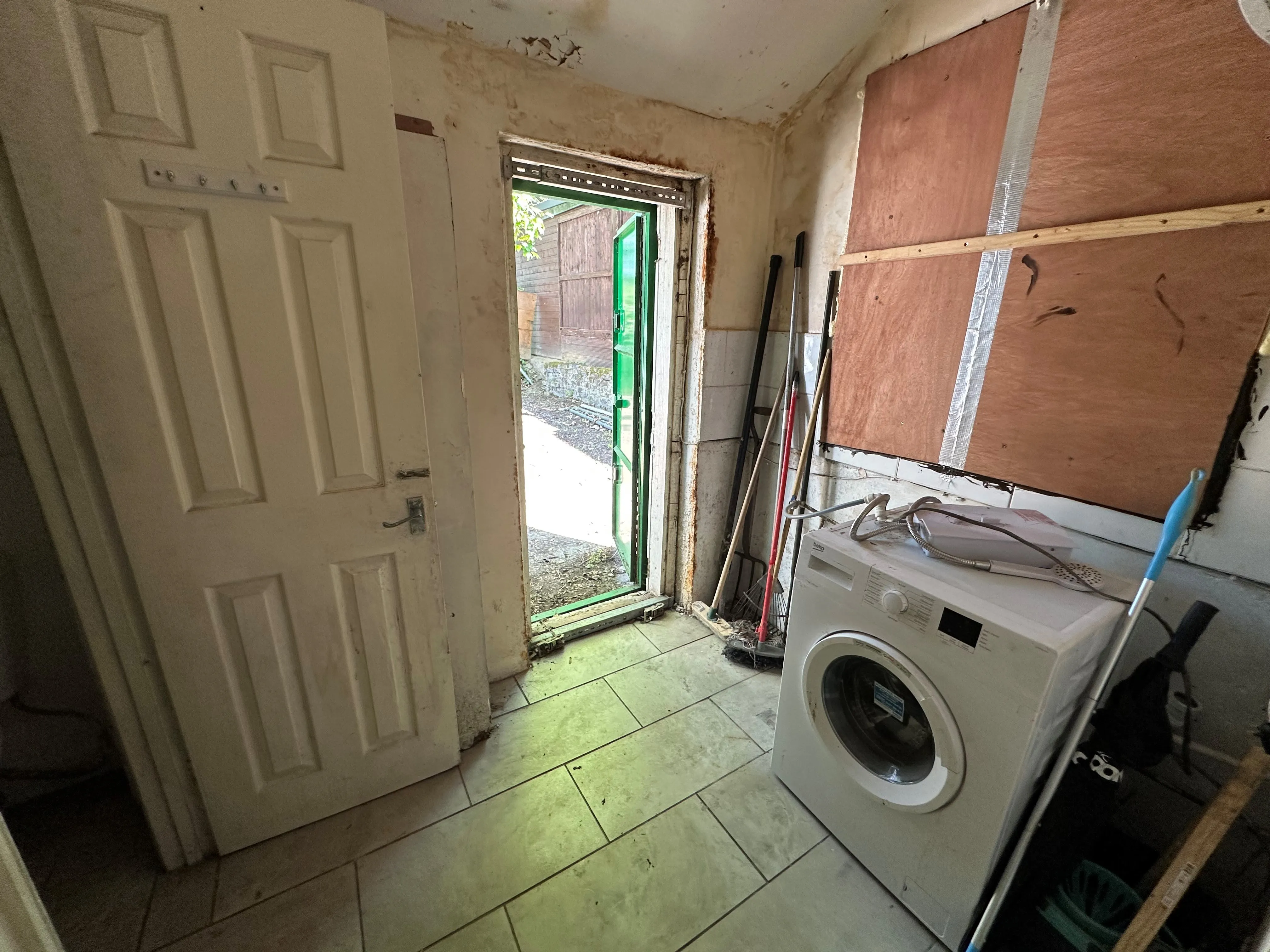 VACANT - Freehold Mid Terrace House