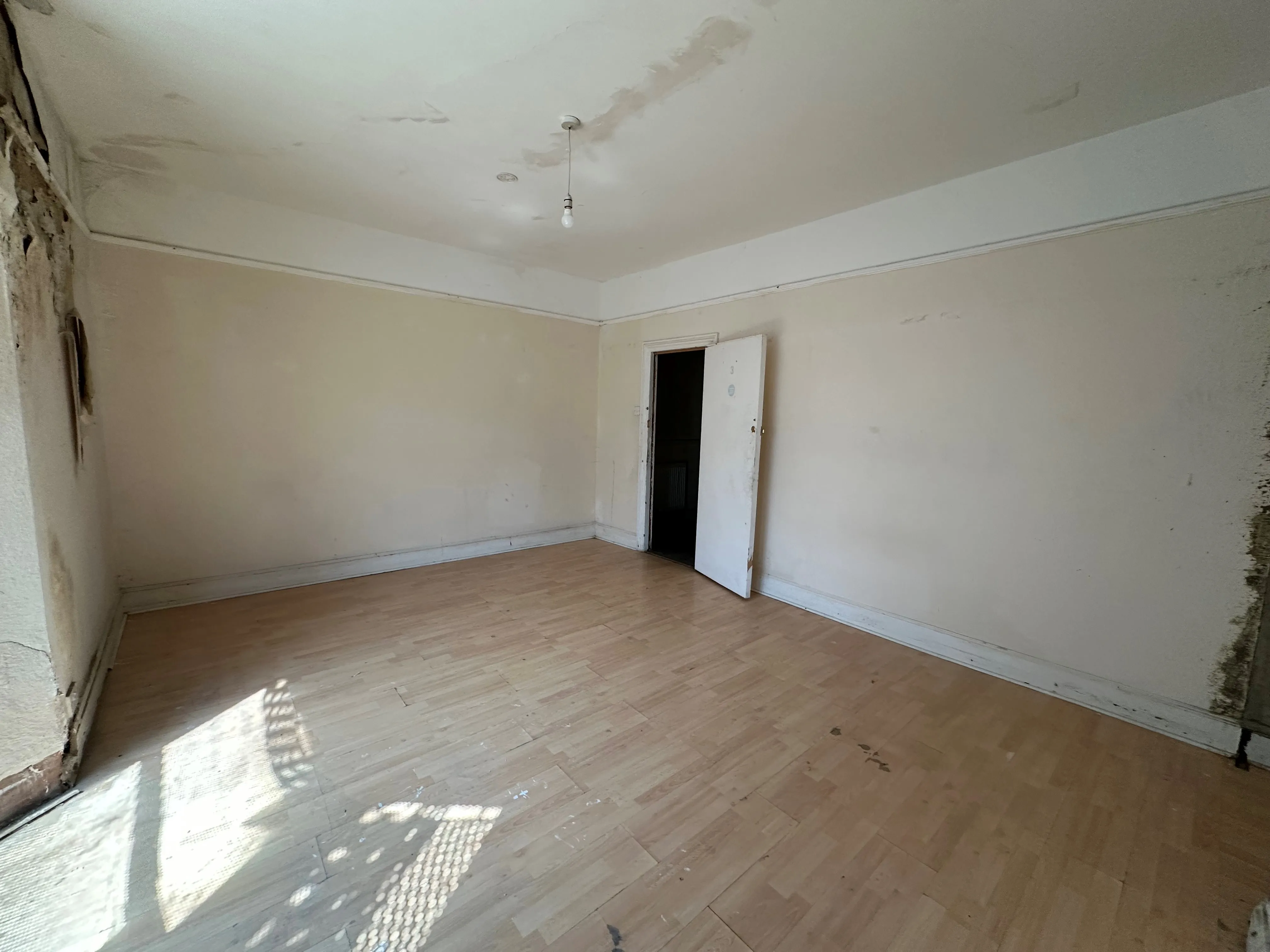 VACANT - Freehold Mid Terrace House