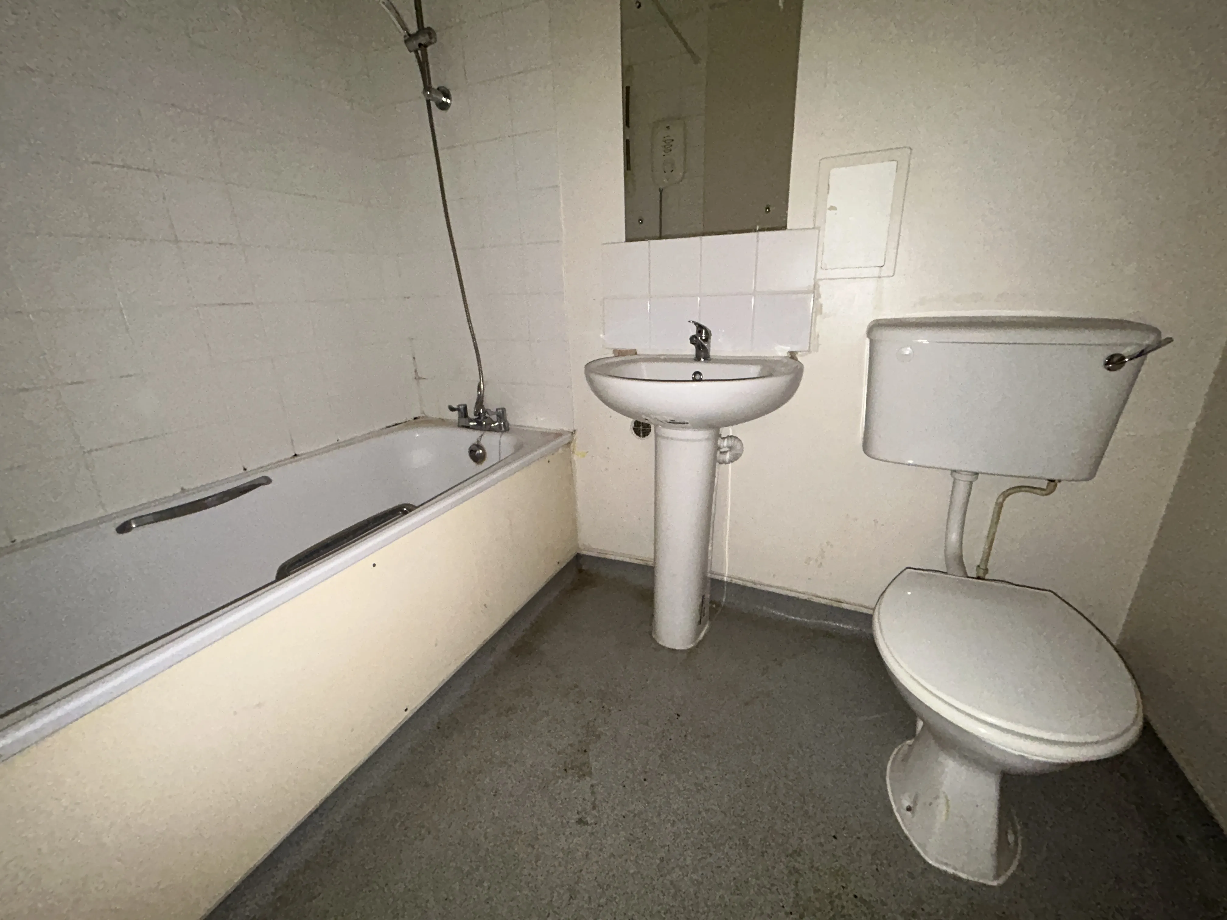 VACANT - Leasehold Self Contained Third Floor Flat