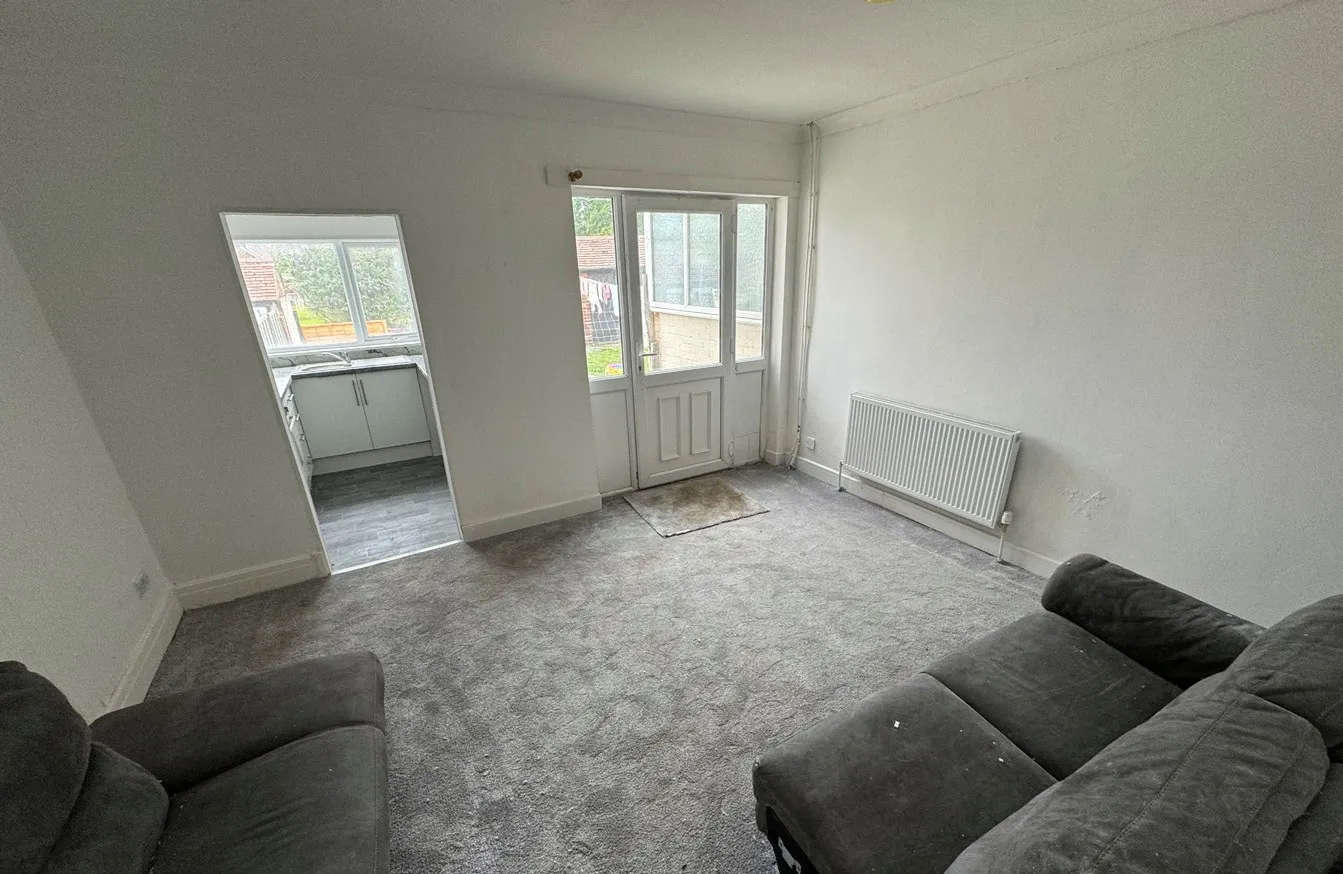 VACANT - Freehold Mid Terrace House 