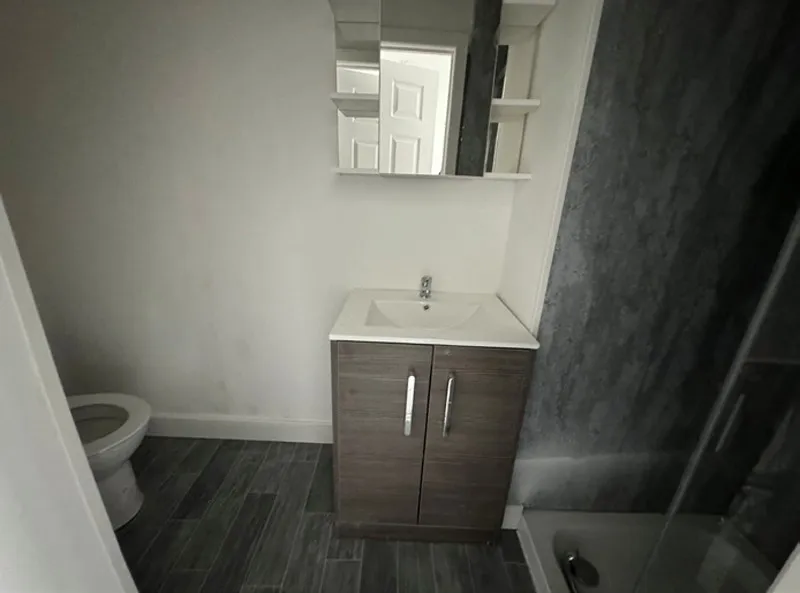 VACANT - Freehold Mid Terrace House 