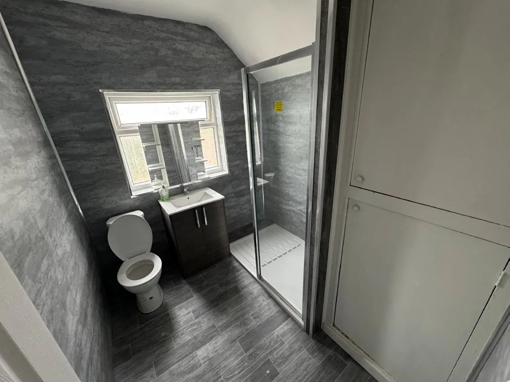 VACANT - Freehold Mid Terrace House 
