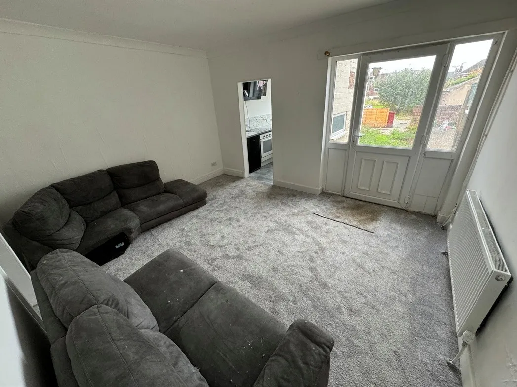 VACANT - Freehold Mid Terrace House 