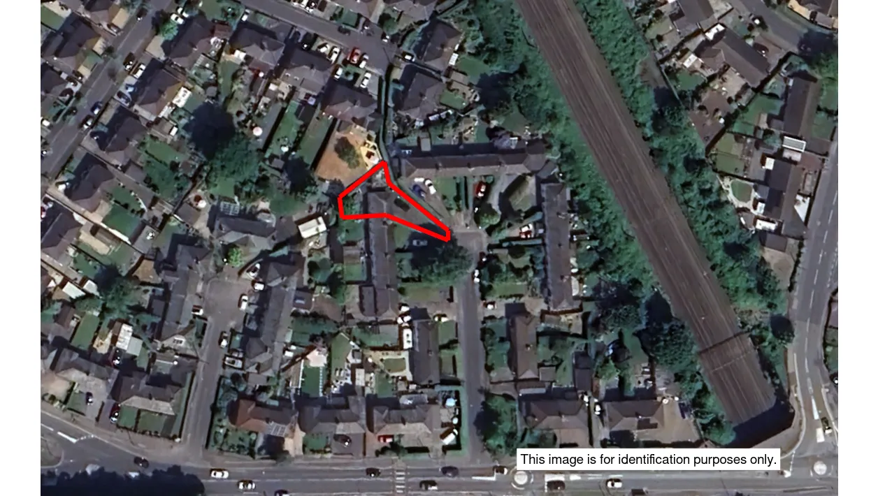 INVESTMENT - Freehold End of Terrace House 